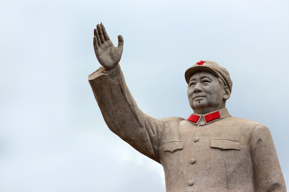 Всемогъщият Мао Цзедун нарежда прокопаването на подземна база, за да се произведе плутоний 239