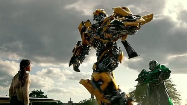 Нов трейлър на "Трансформърс: Последният рицар" с 15-годишната Моне