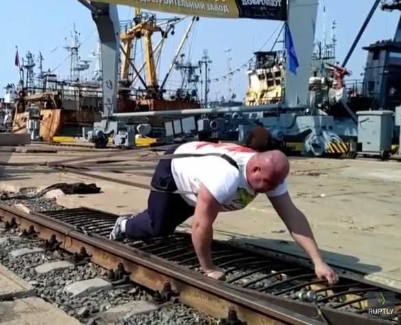 Руснак премести кран с над 300 тона (Видео)