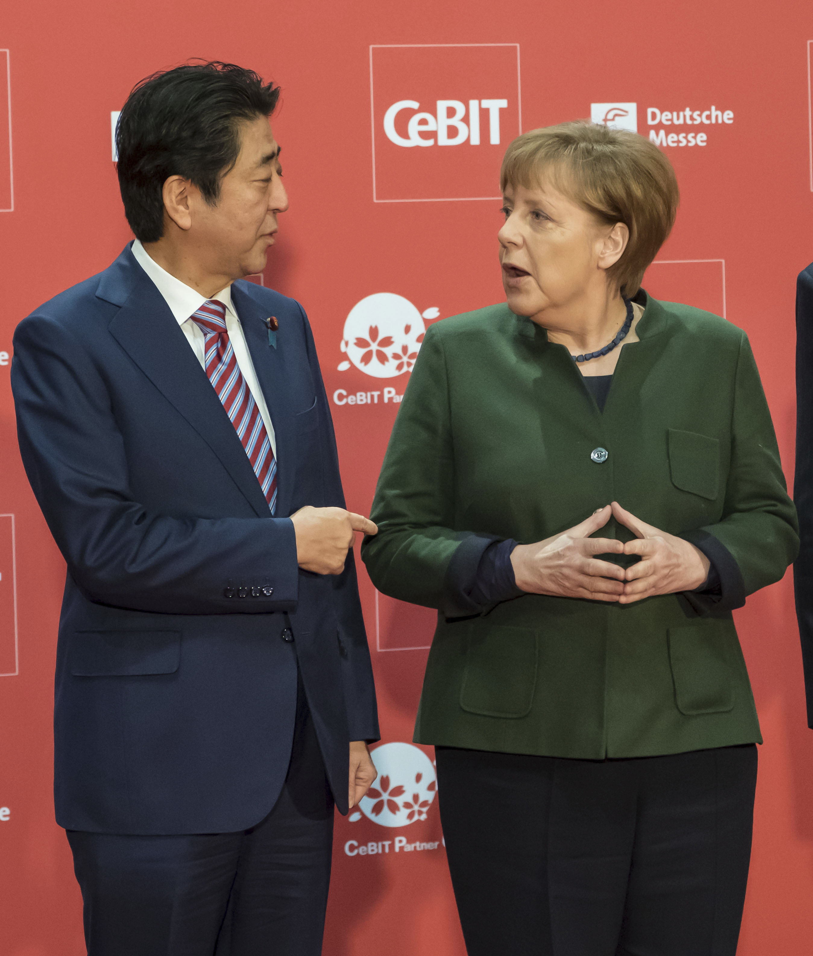 В Хановер Ангела Меркел подкрепи японския премиер Абе за търговско споразумение ЕС - Япония