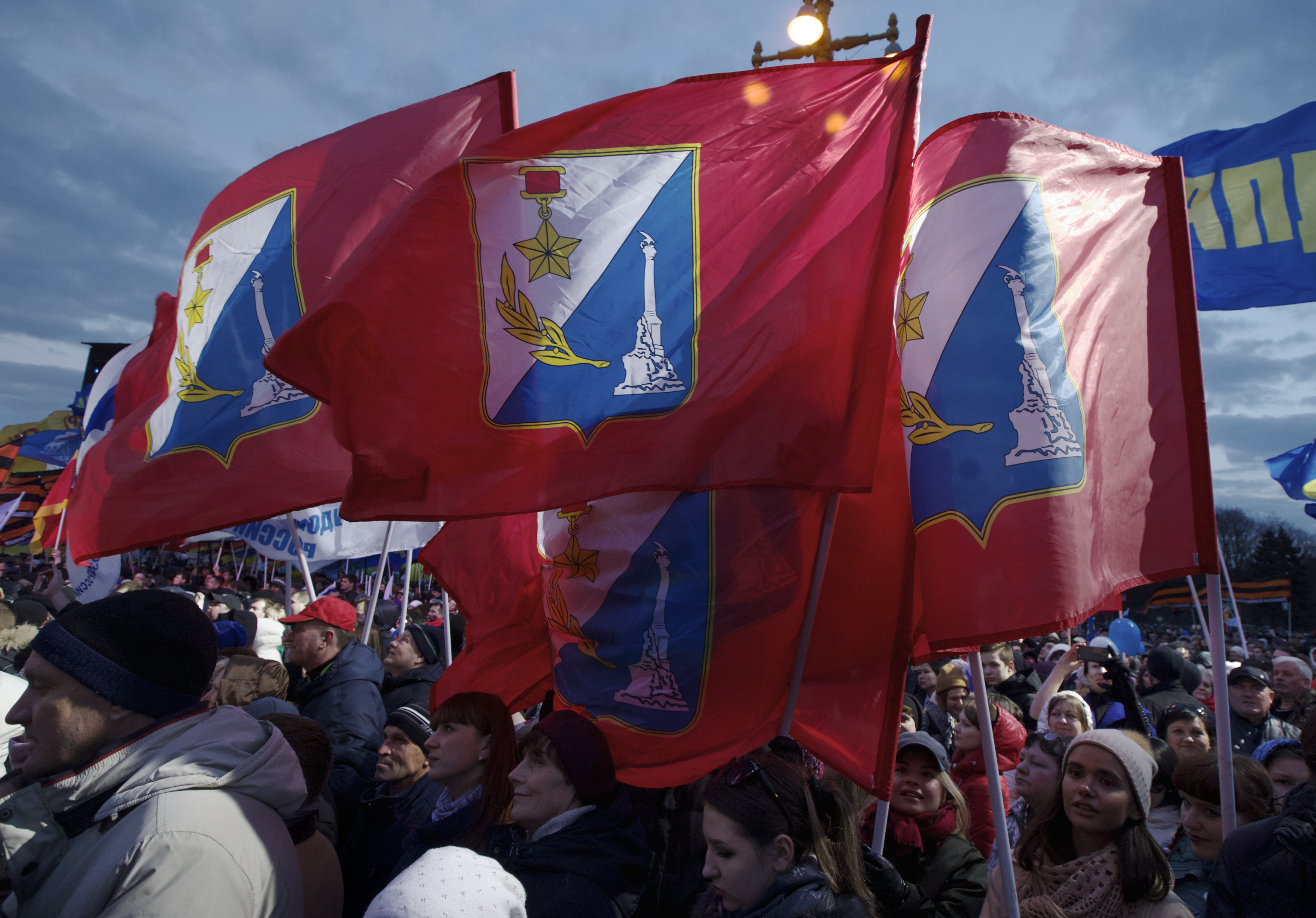 Маневрите съвпадат с годишнина от присъединяването на Крим към Русия (на снимката - митинг в Севастопол на 18 март)