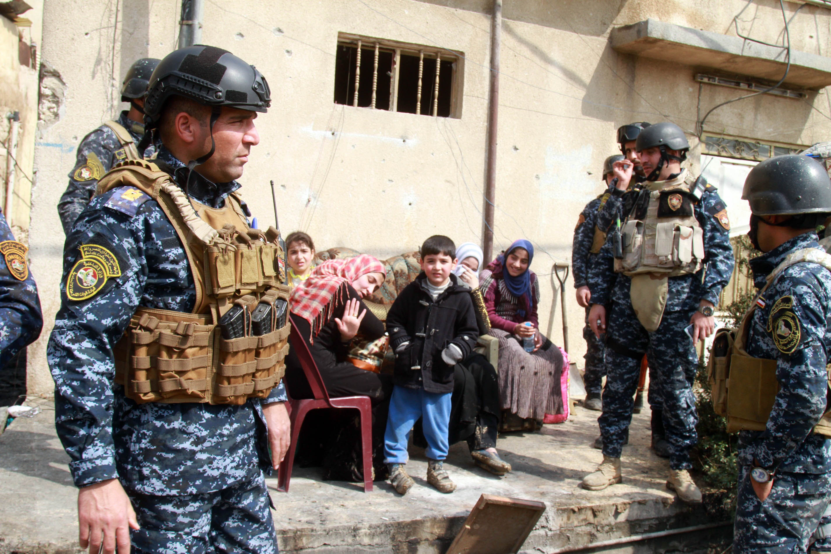Докато иракските сили постепенно овладяват Мосул, ислямистите отмъщават с атентати против мирни хора