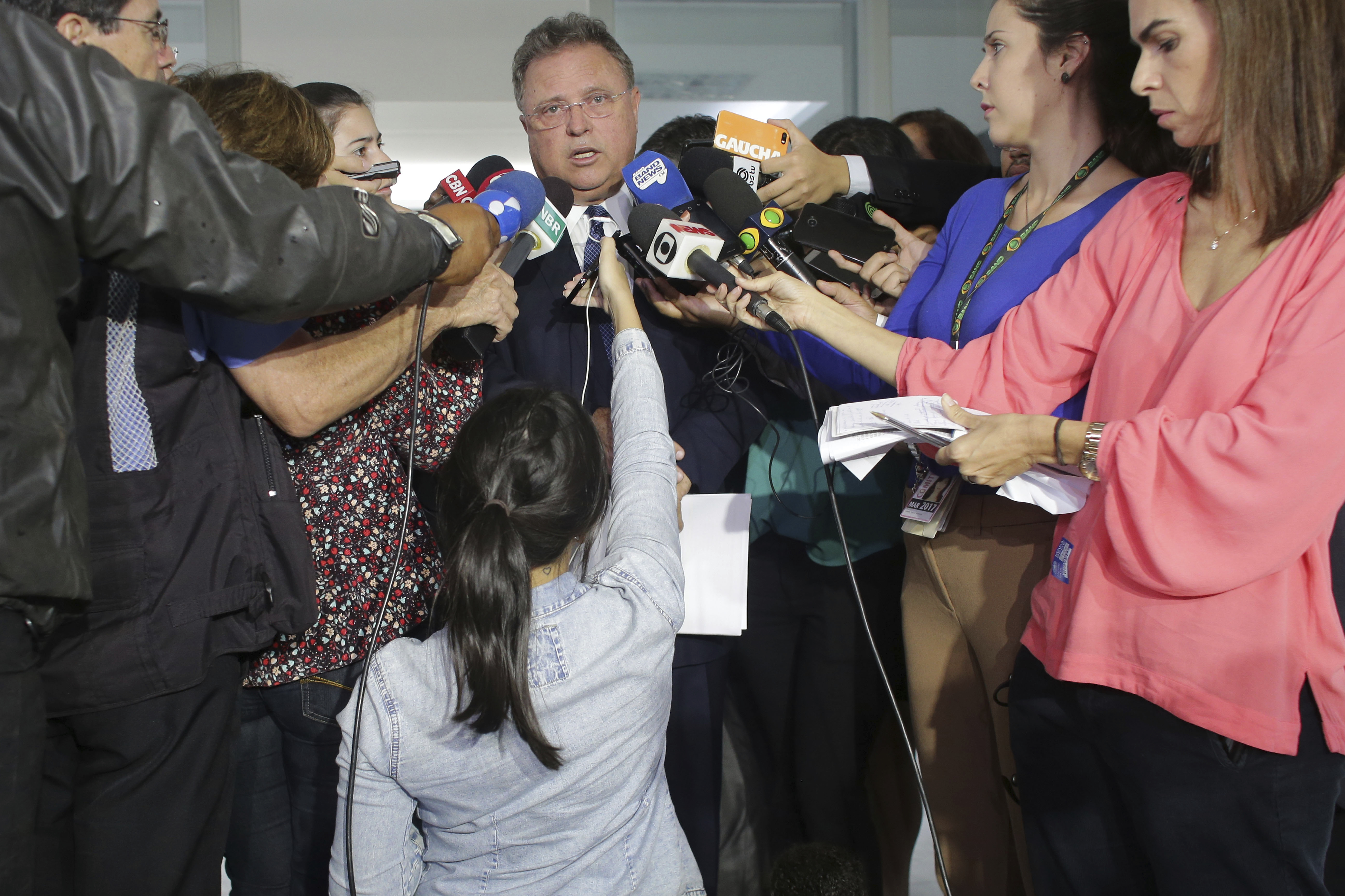 Бразилският министър на земеделието Блайру Маджи говори пред репортери за скандала с разваленото месо