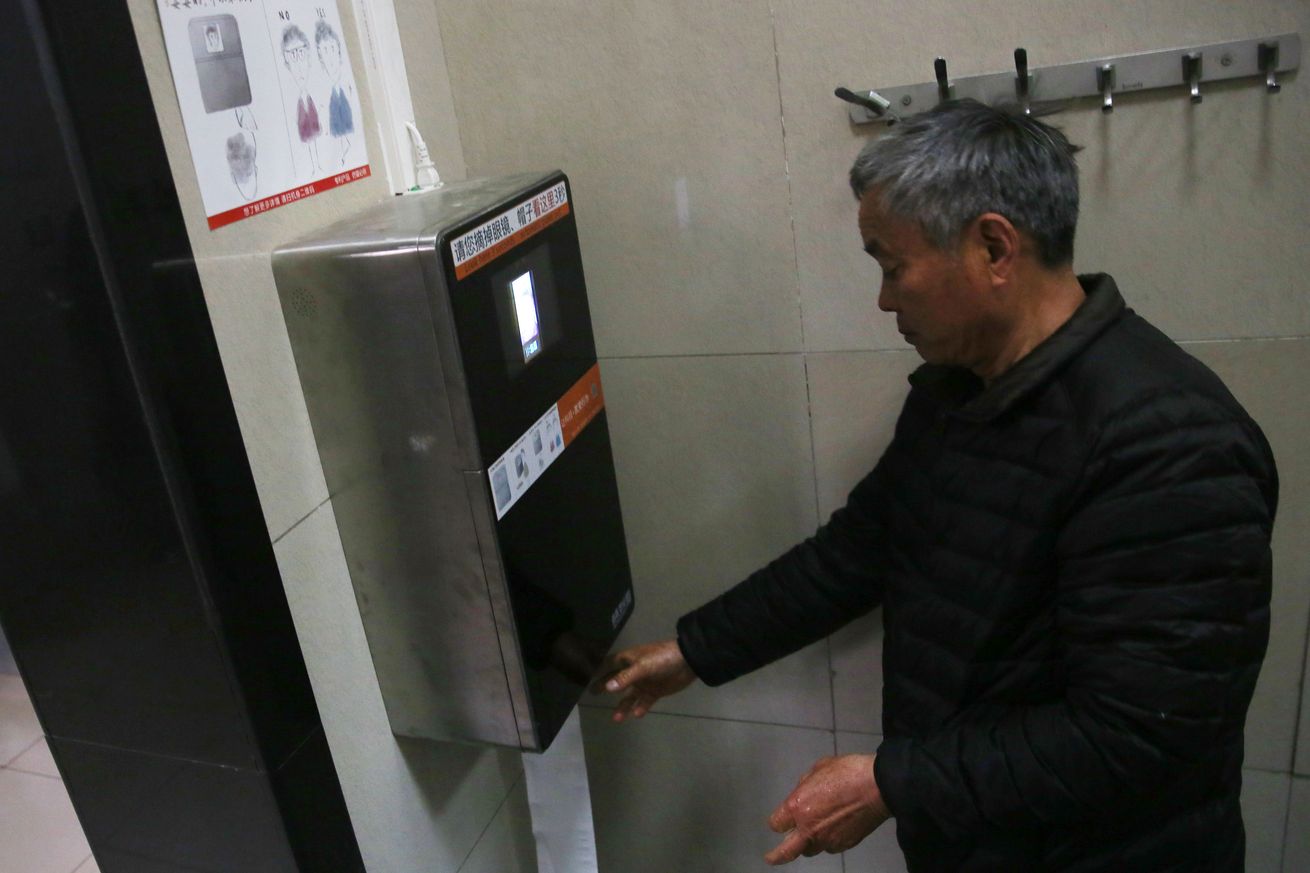 Така изглежда устройство за разпознаване на лицата, монтирано в китайските публични тоалетни
