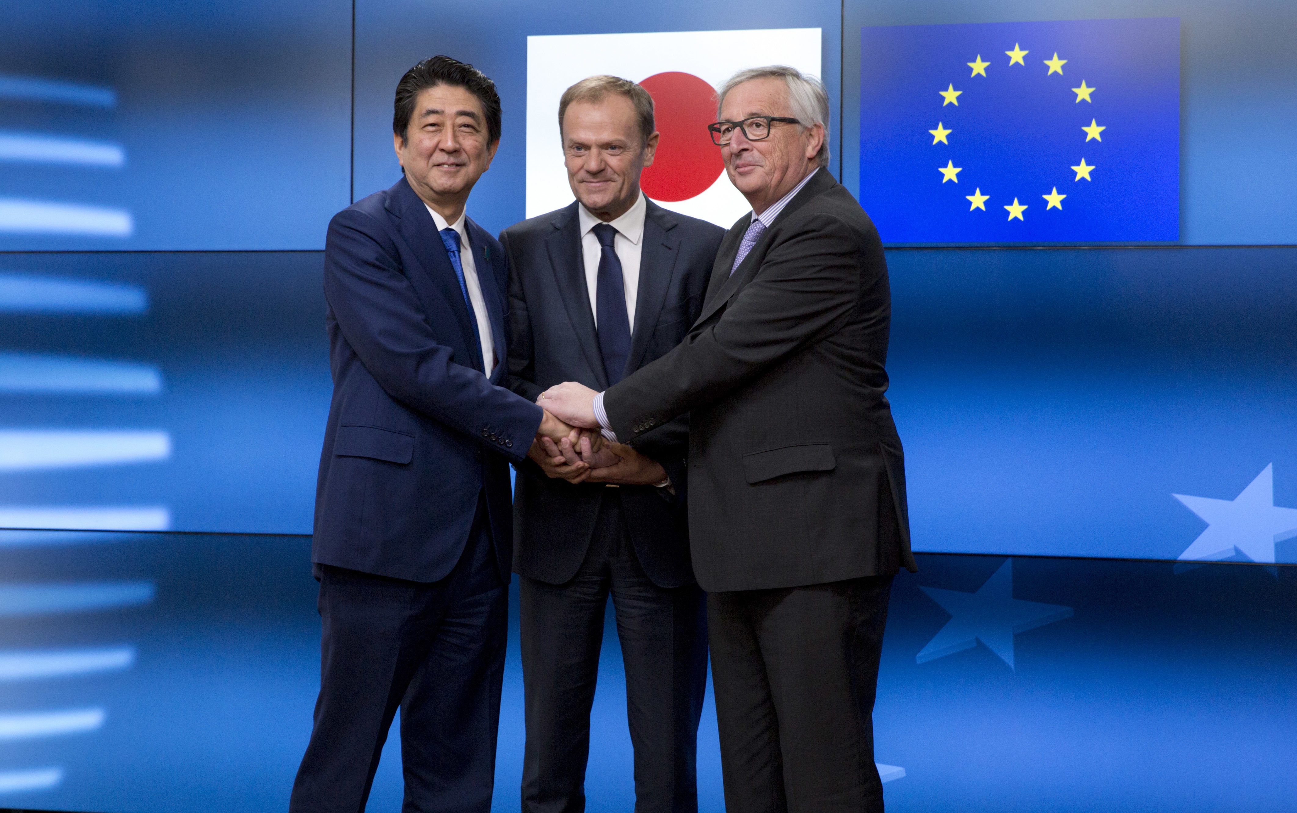 Японския премиер Шиндзо Абе и председателите на ЕК и Европейския съвет Жан-Клод Юнкер и Доналд Туск по време на срещата
