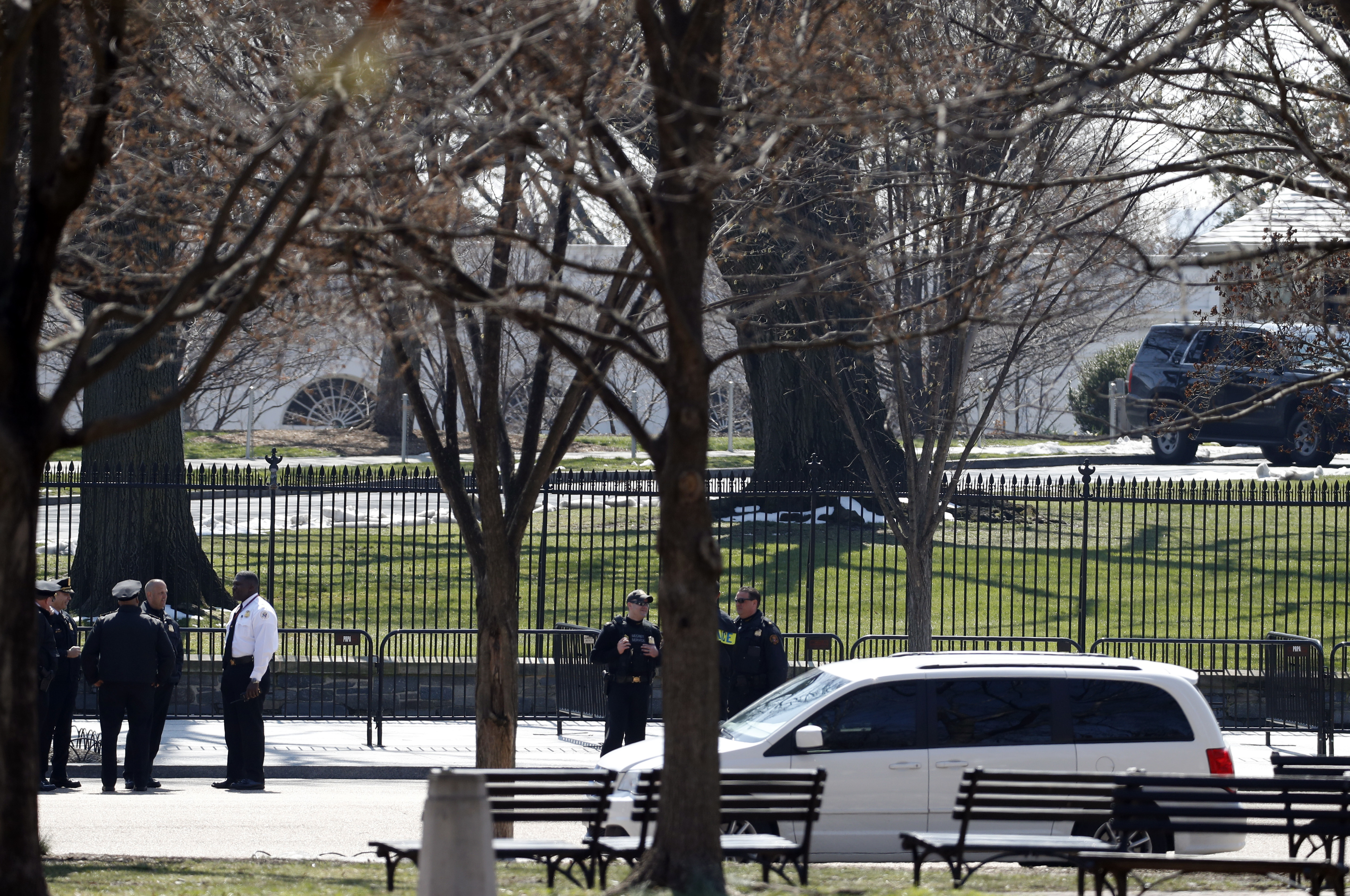 Служители на Сикрет сървис пред Белия дом във Вашингтон
