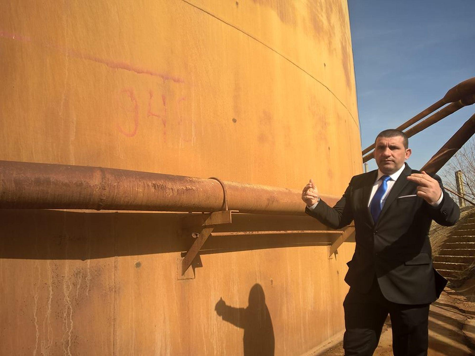 Кметът на Девня Свилен Шитов показва проблемите по резервоара