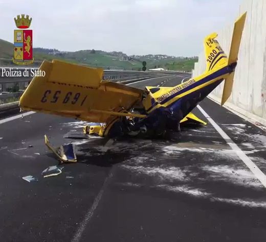 Самолет се разби на магистрала в Италия (видео)