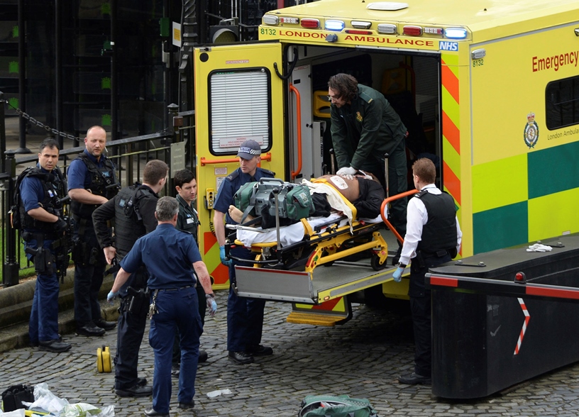 Откарват пострадал в атентата пред британския парламент