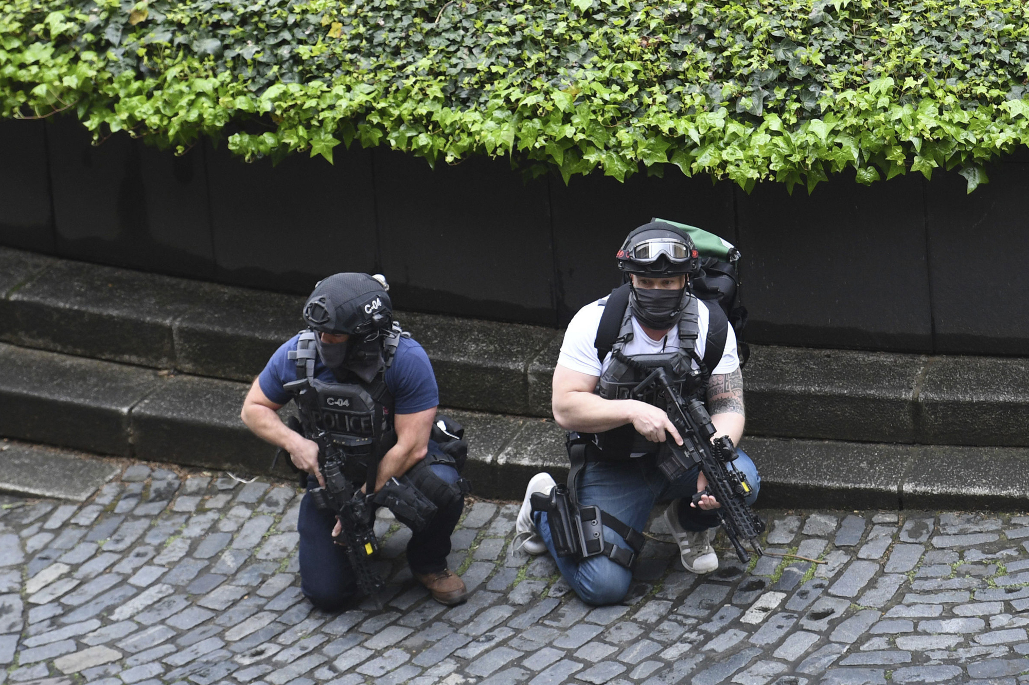 Въоръжени полицаи пред британския парламент