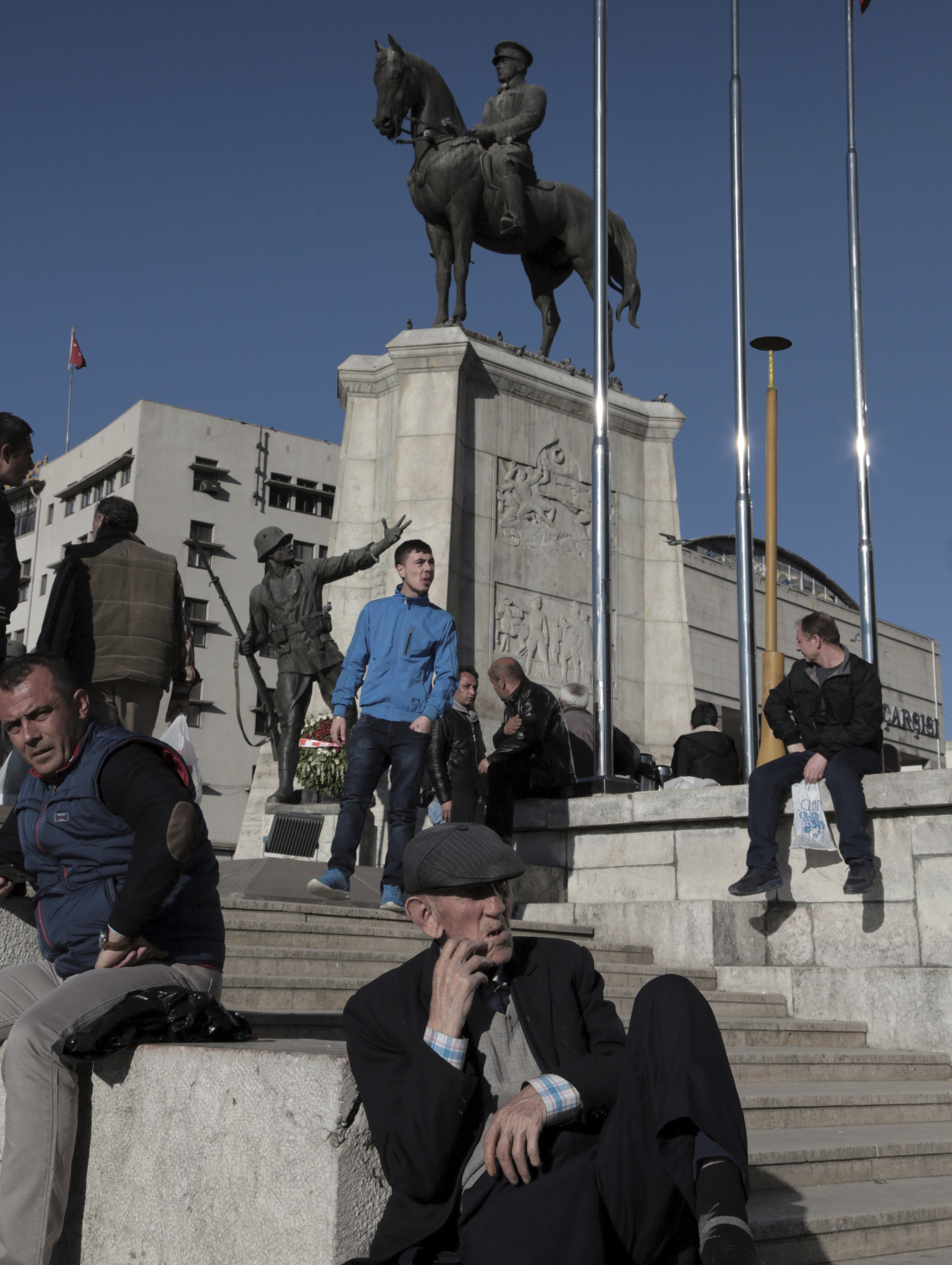 Пред Паметника на основателя на турската държава Кемал Ататюрк в Анкара