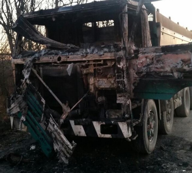 Откриха 27 бежанци в тайник на горящ камион край Резово