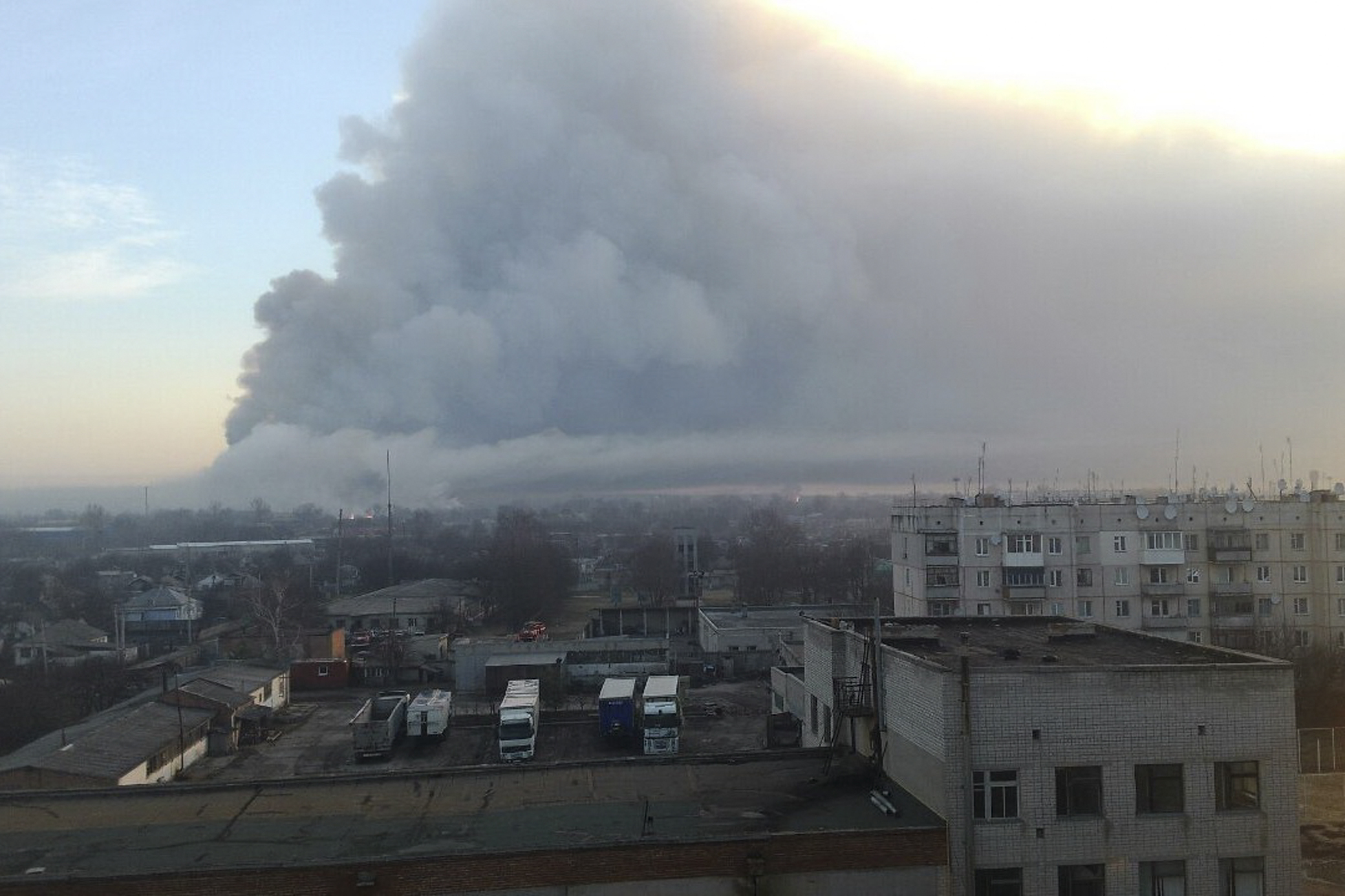 Пожар гори във взривен оръжеен склад в Източна Украйна