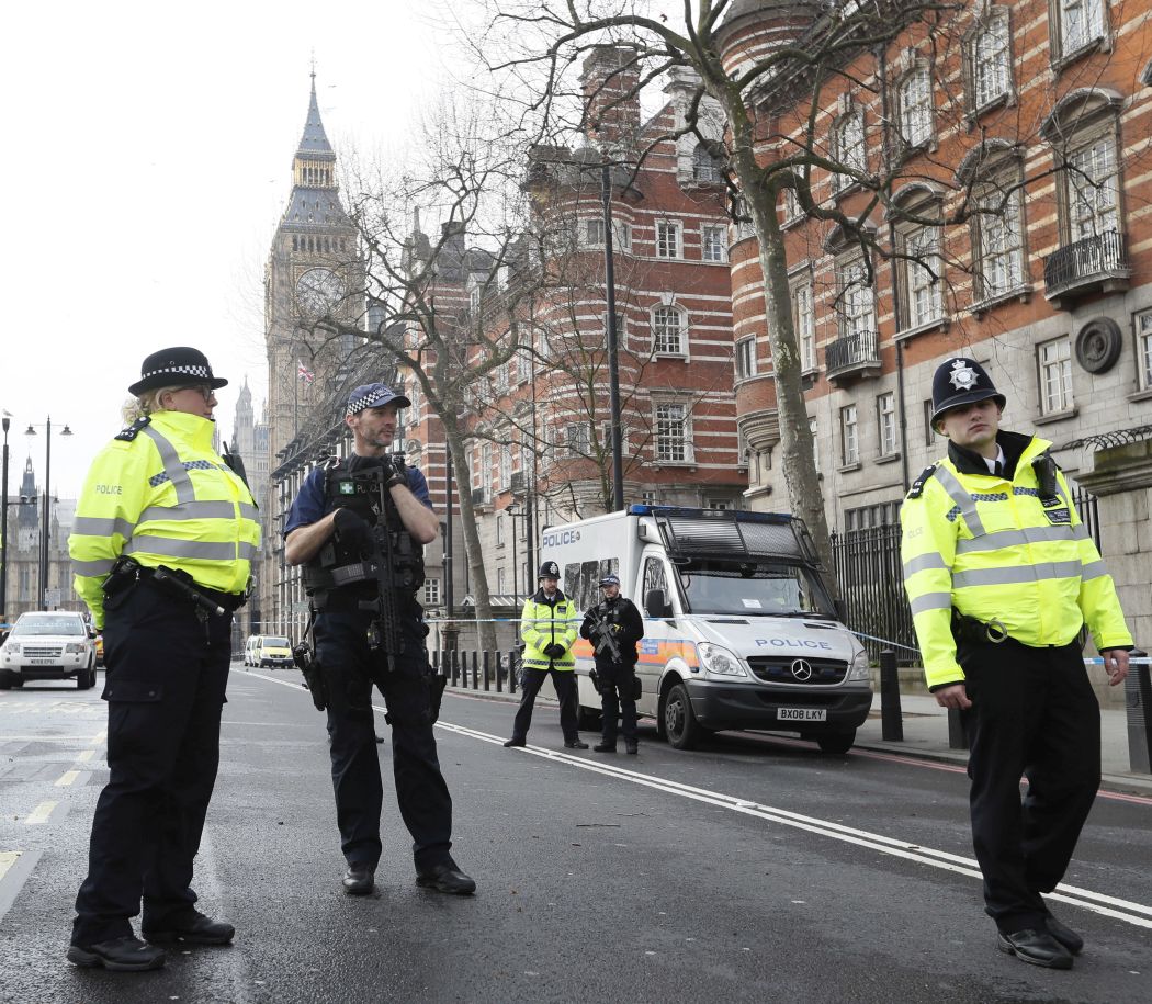Британските власти разследват защо атентаторът е снет от наблюдение