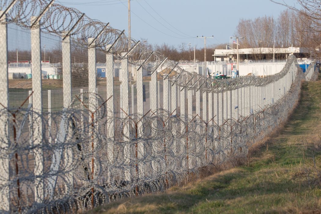 Унгария пусна ток по оградата срещу мигранти