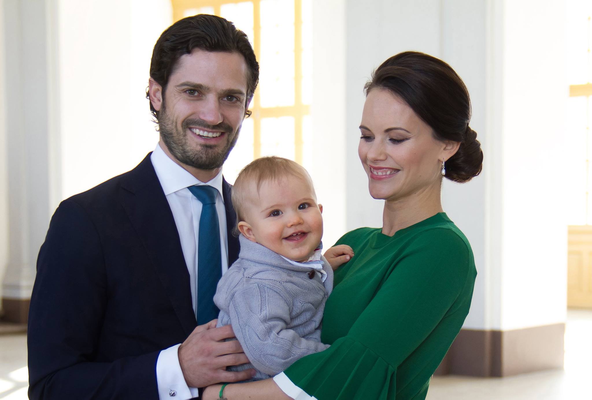 Принц Карл Филип и принцеса София Хелквист със сина им принц Александър