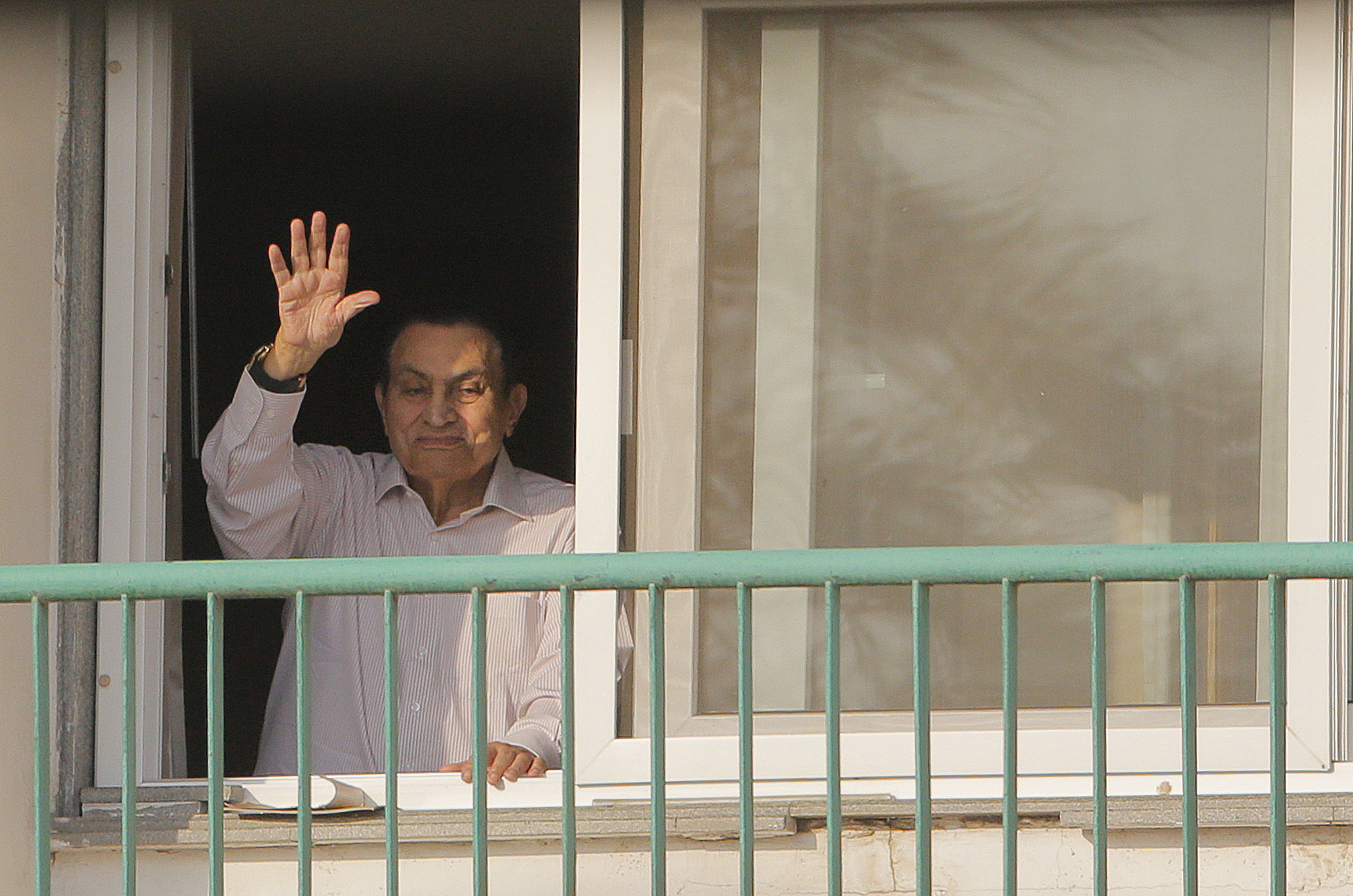 Хосни Мубарак е на свобода, засега...