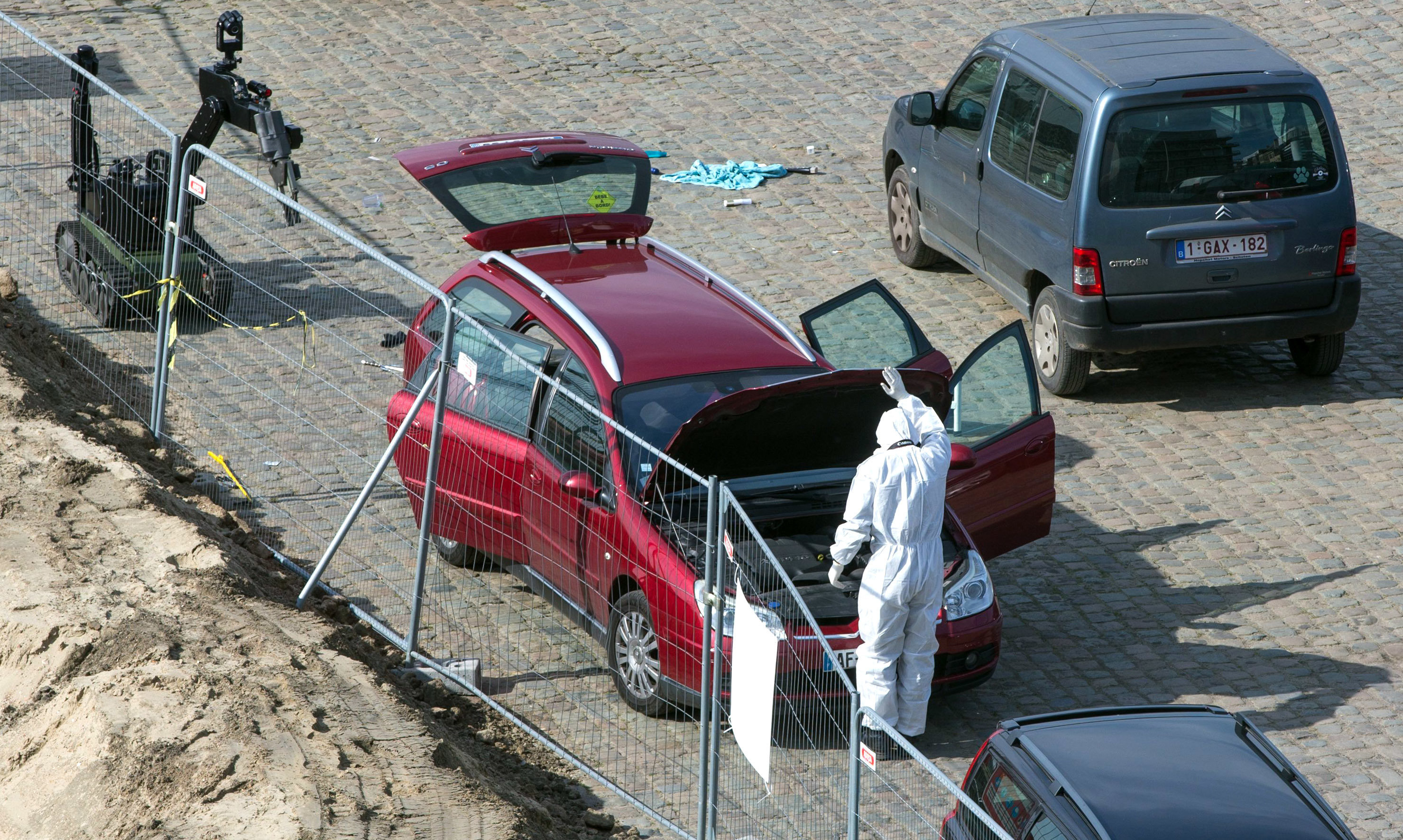 Криминолог край колата, с която тунизиец навлезе в пешеходна зона в Антверпен, а после бе открит заспал пиян