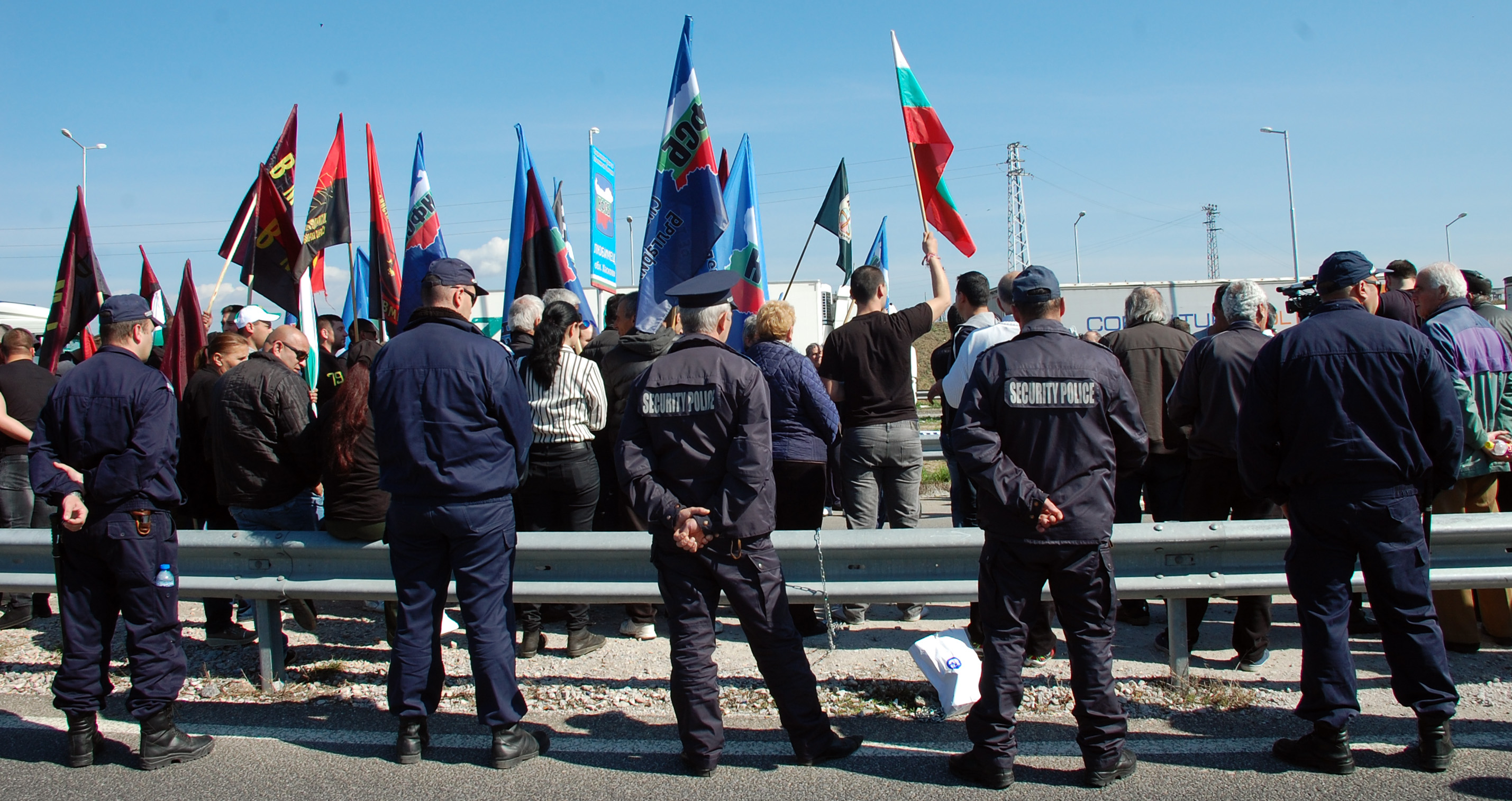 Наредиха полиция да разтуря граничните блокади