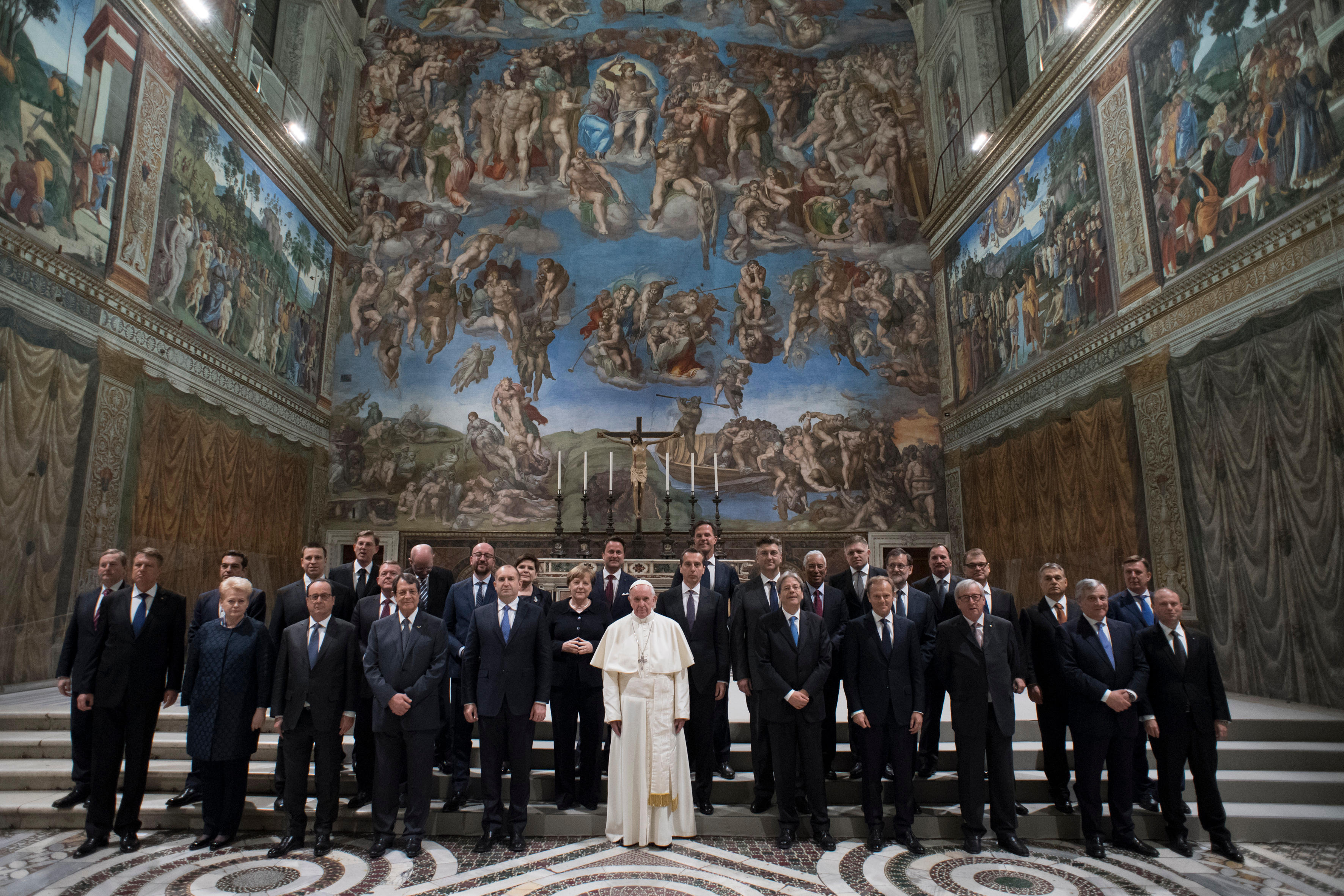 Румен Радев първи от европейските лидери поздрави папата