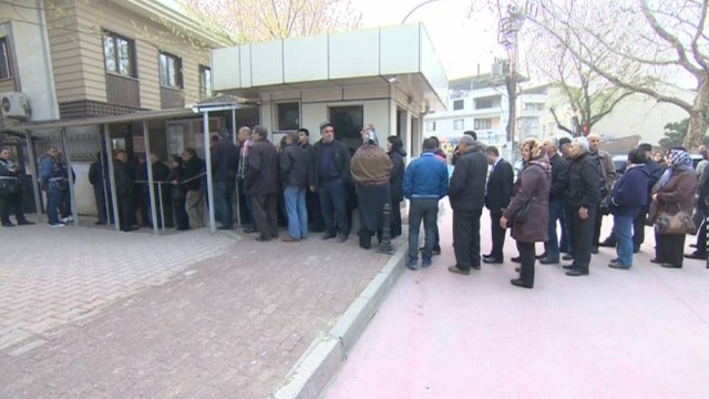 Огромни опашки от избиратели се извиха в ранните часове на изборния ден в Турция