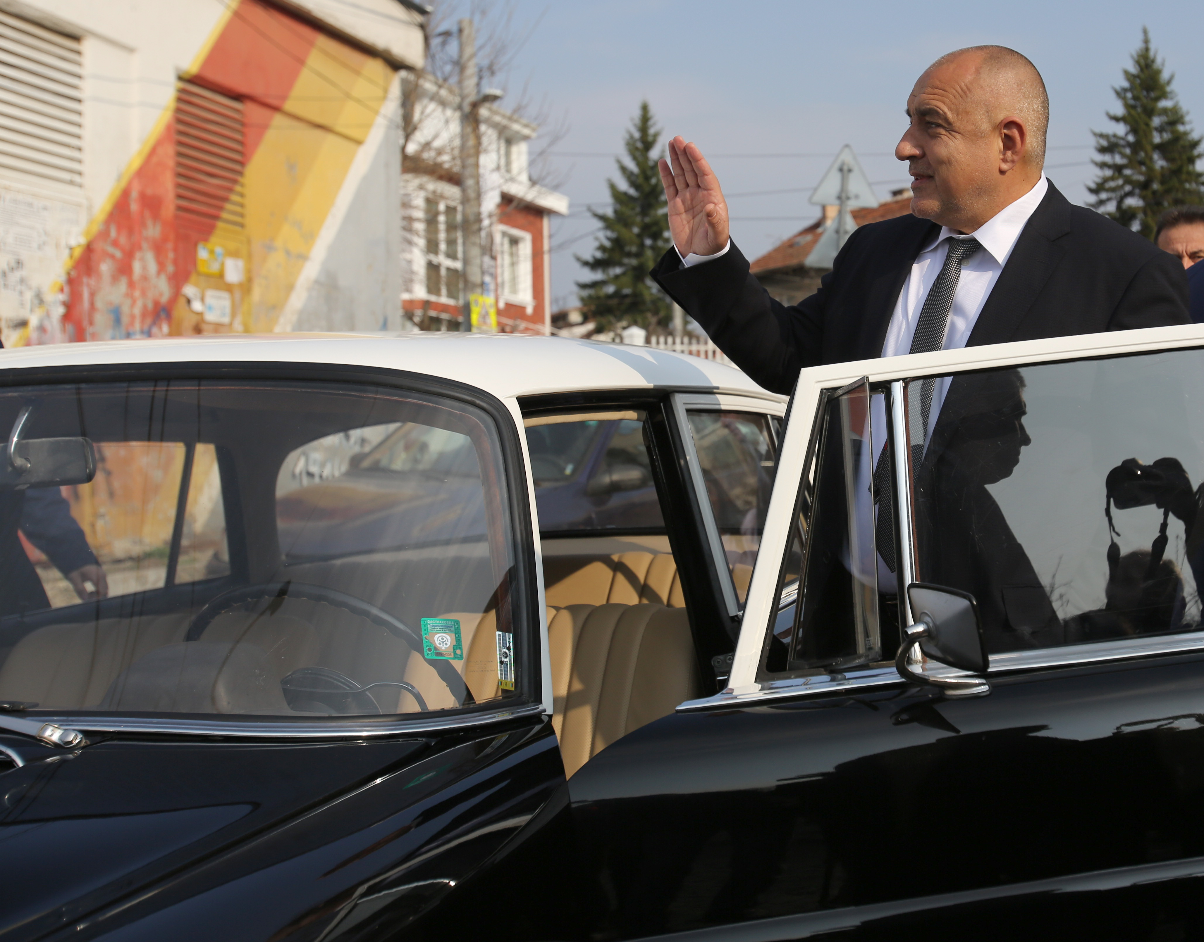 Борисов с ретро кола на избори, Нинова призова за сигурност