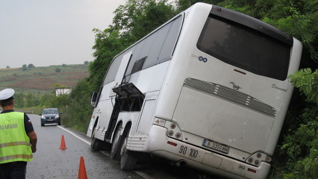 Не е ясно как българският автобус се е оказал в крайпътната канавка