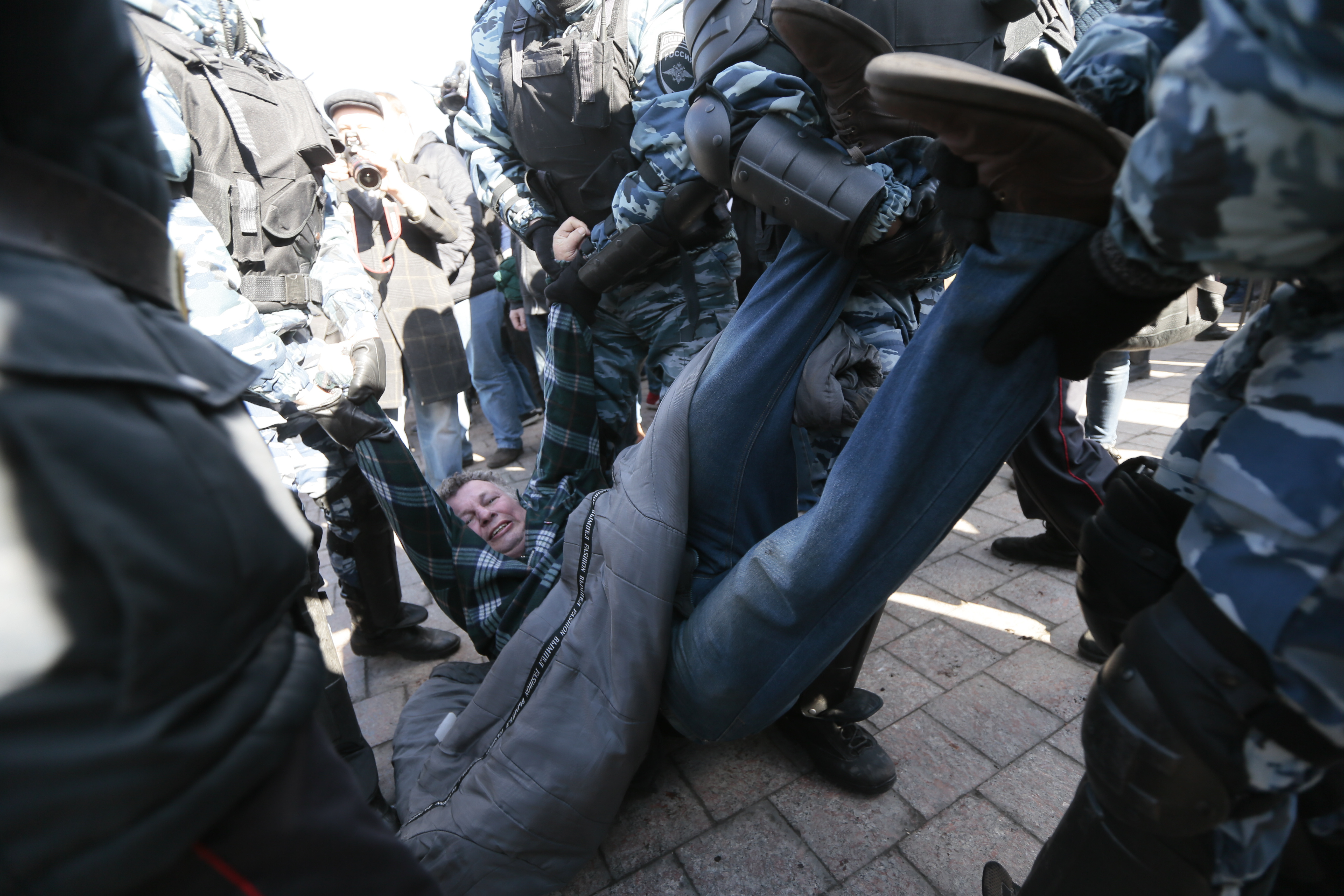 Над сто души са задържани от руските сили на реда по време на неразрешения протест в центъра на Москва