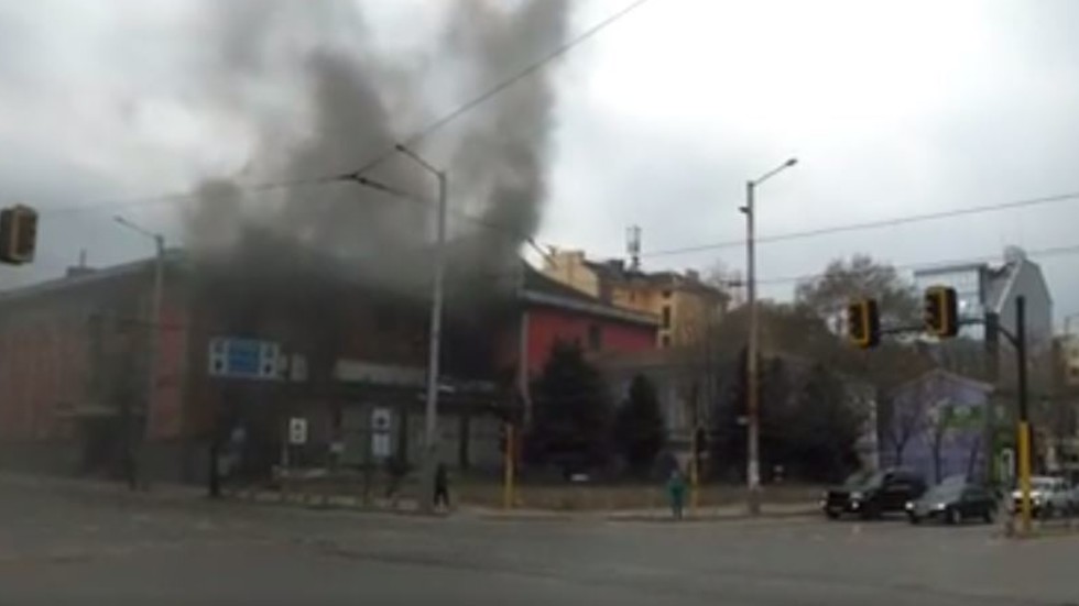 Пожарът е лумнал в покривната част на някога емблематичното заведение ”Син сити” в столицата
