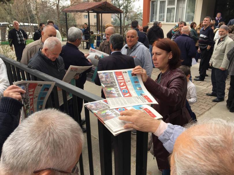 Пред СИК в Бурса раздават вестници с лика на на двама политически лидери