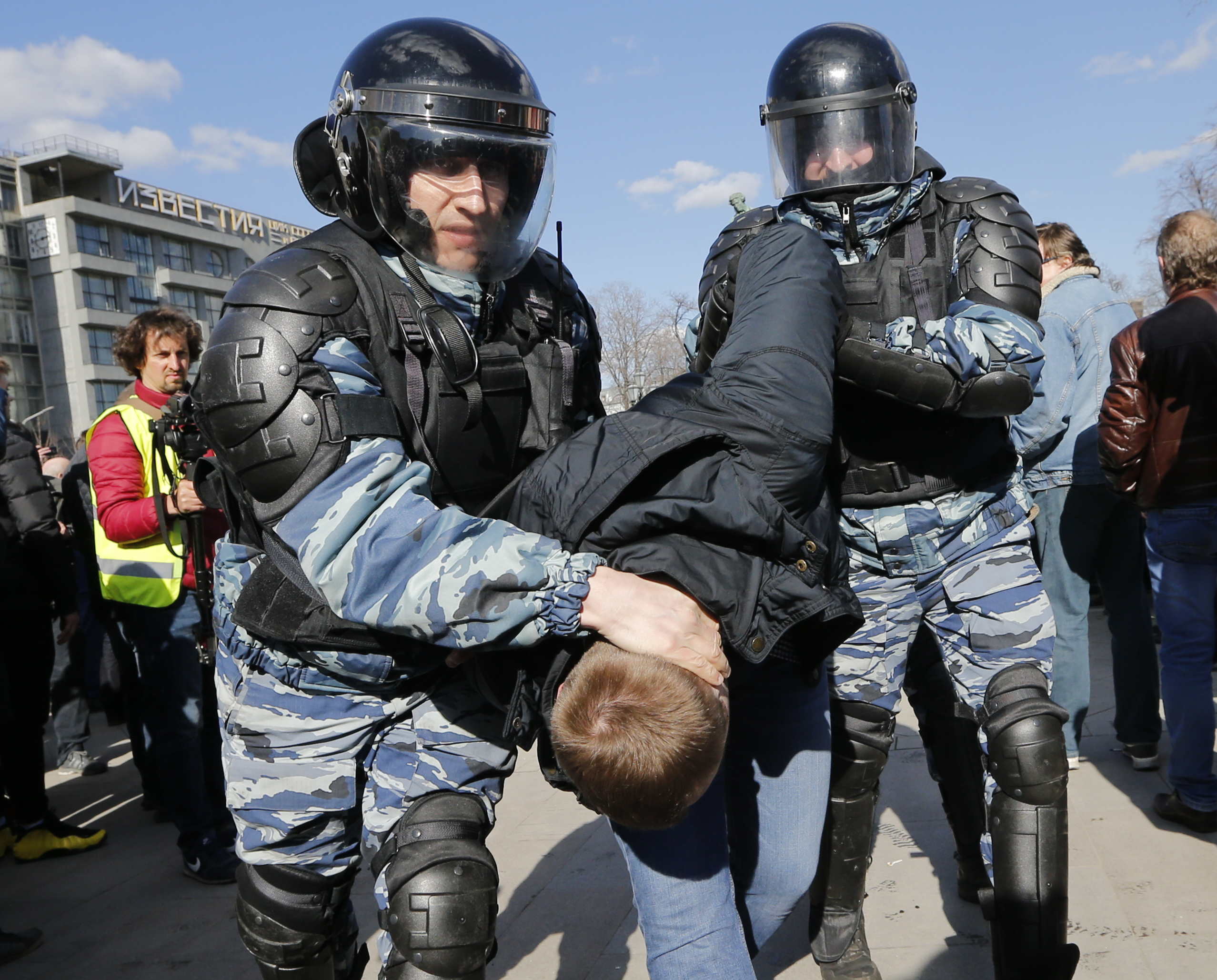 Полиция арестува протестиращ в Москва