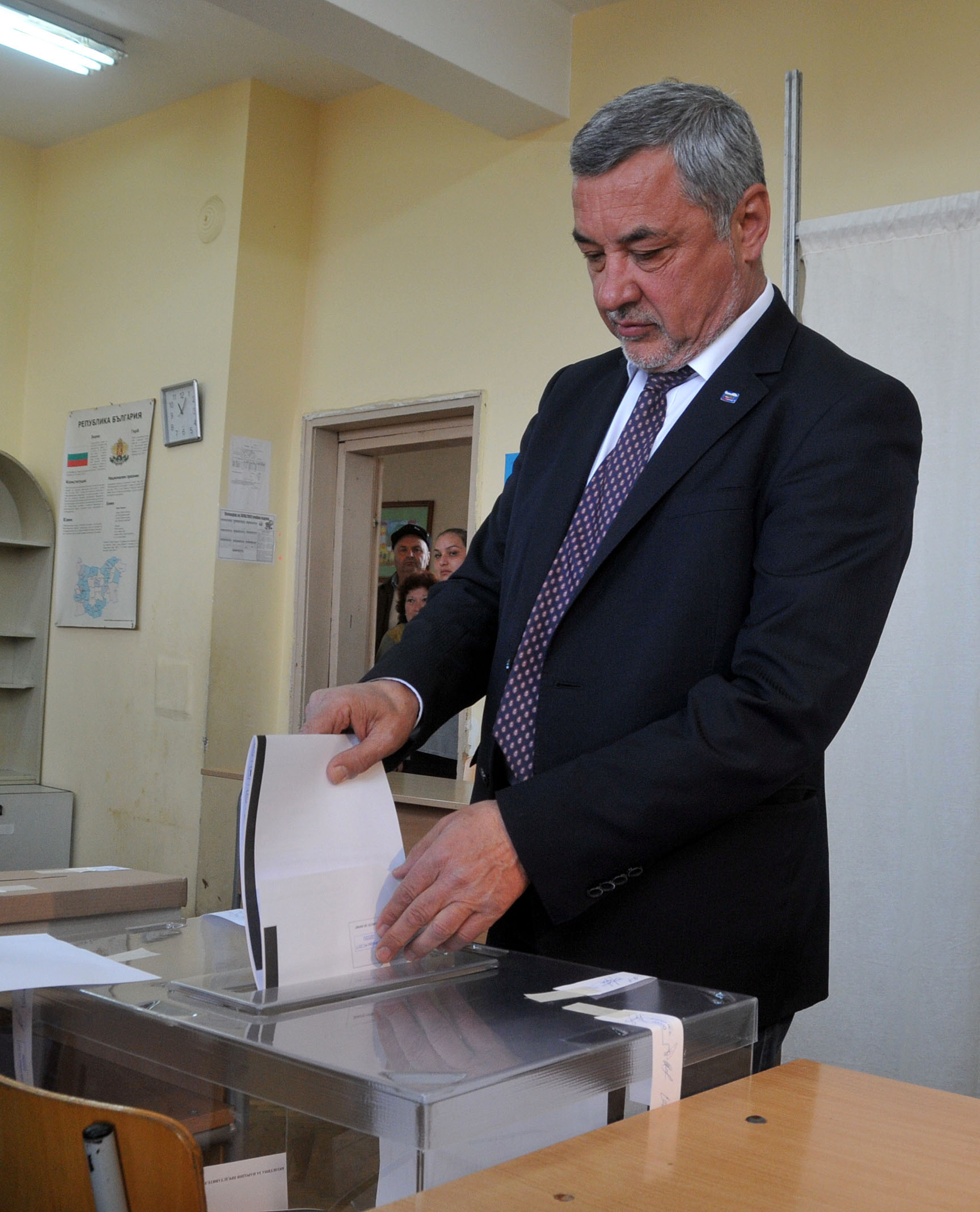Лидерът на НФСБ Валери Симеонов гласува