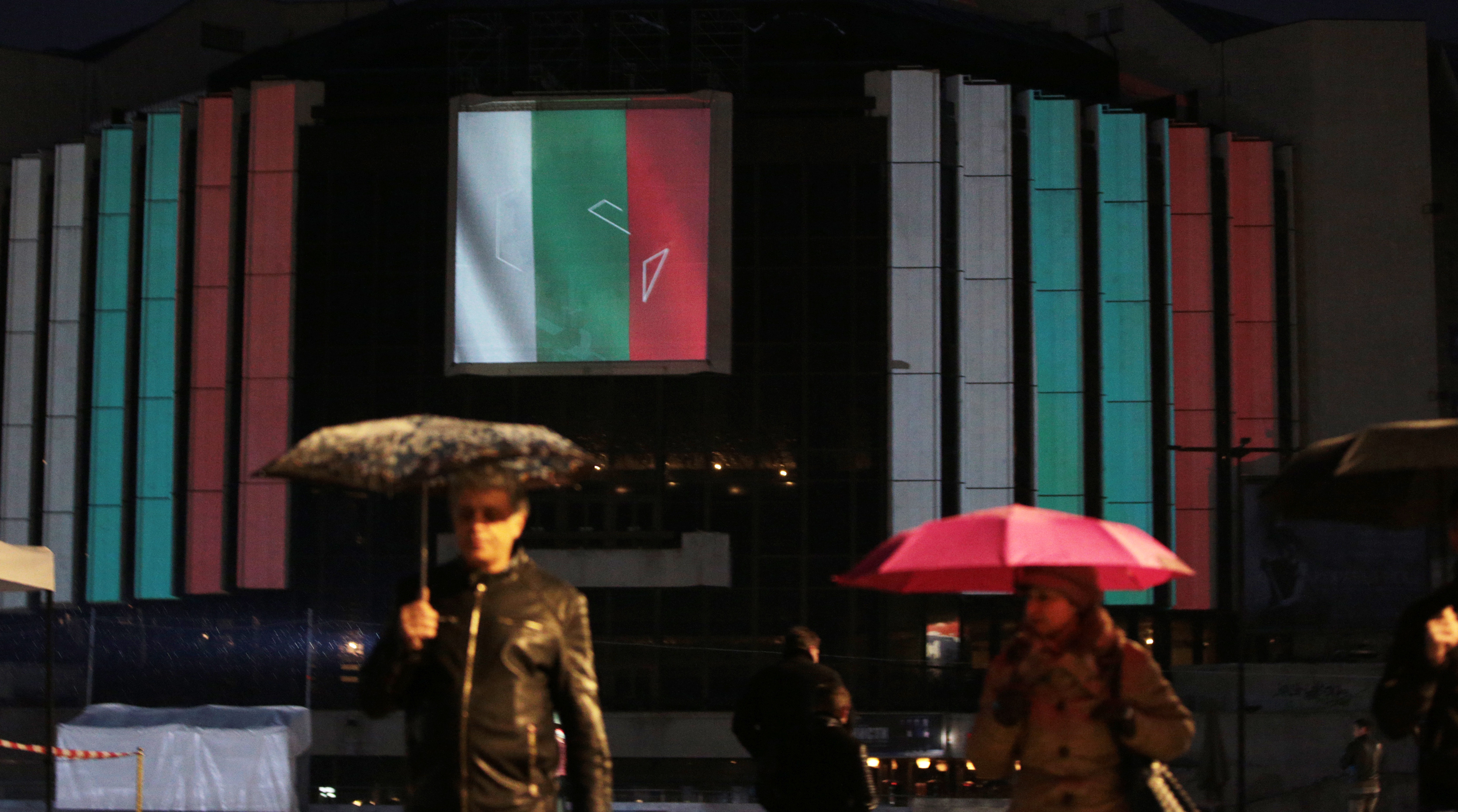 Сградата на НДК е осветена в цветовете на българското знаме в деня на предсрочните парламентарни избори