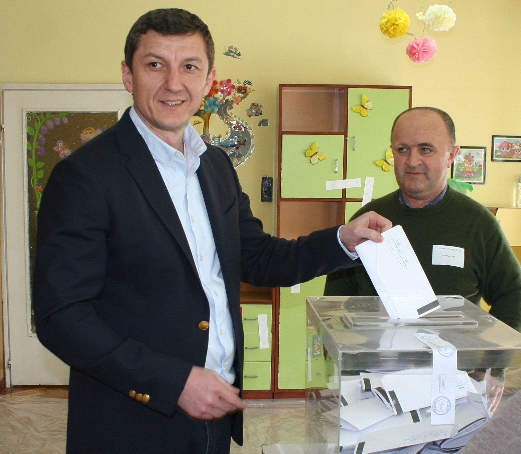 Лидерът на ”Свобода и достойнство” и водач на листата на ДОСТ - Шумен Орхан Исмаилов гласува след попълнена декларация