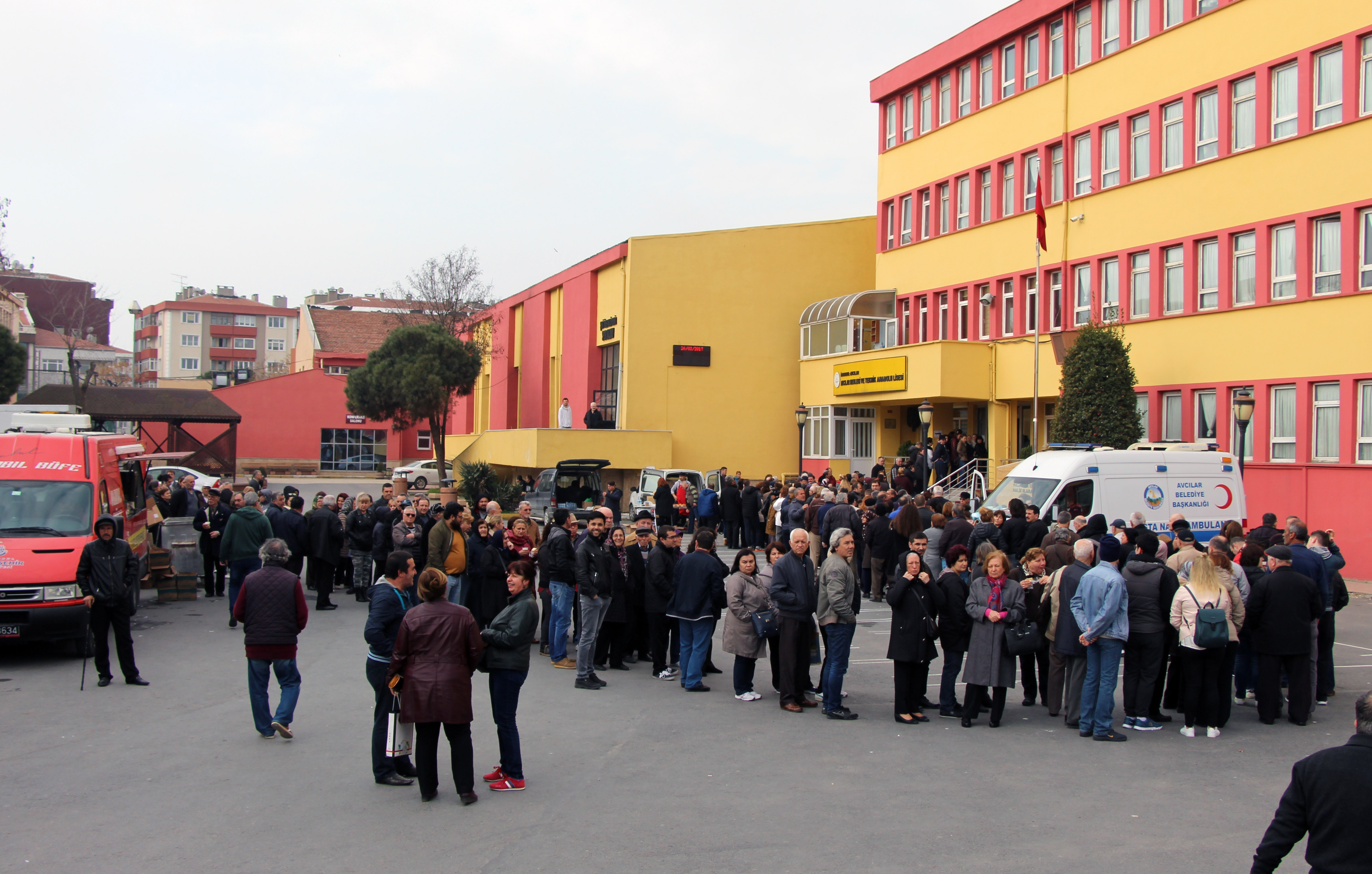 Българи на опашка за гласуване на парламентарните избори в Истанбул