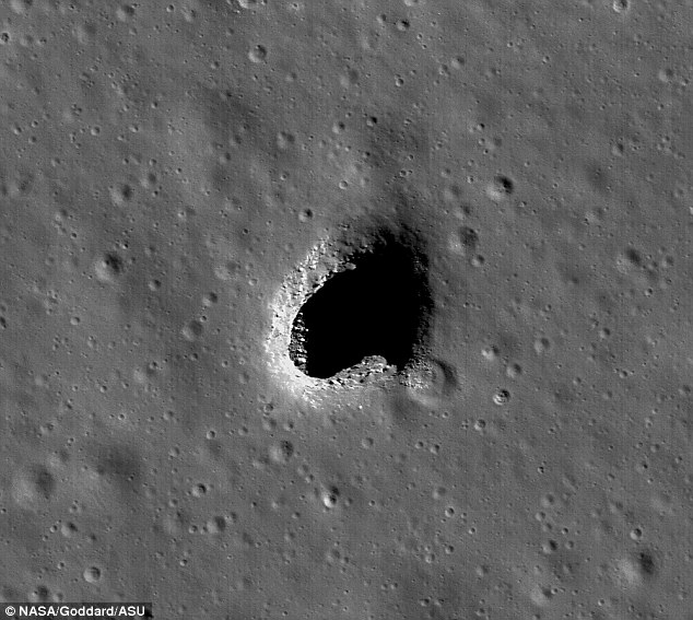 Дупките на Луната водят към тунели и големи кухини