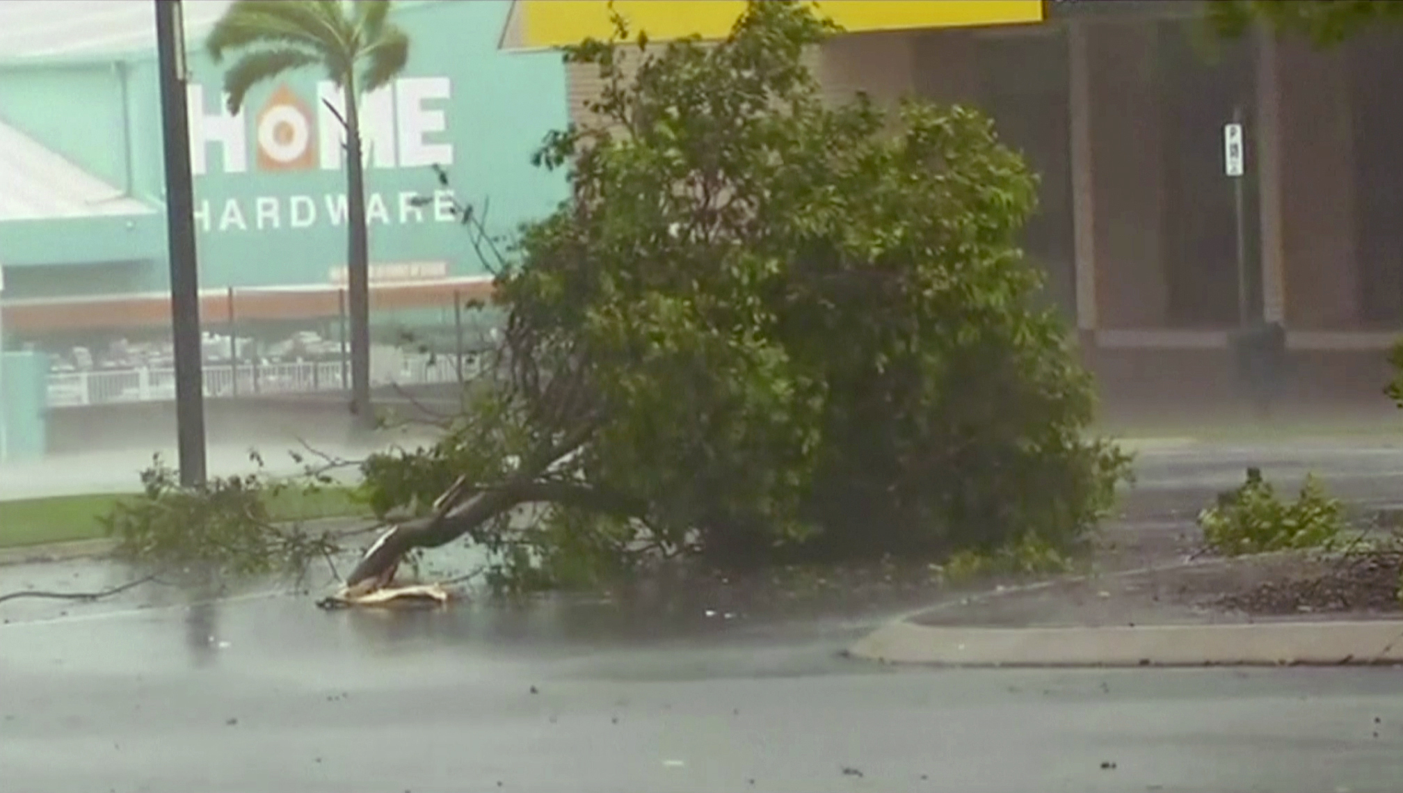 Ураганен вятър потроши дървета и покриви в Бауен, източна Австралия