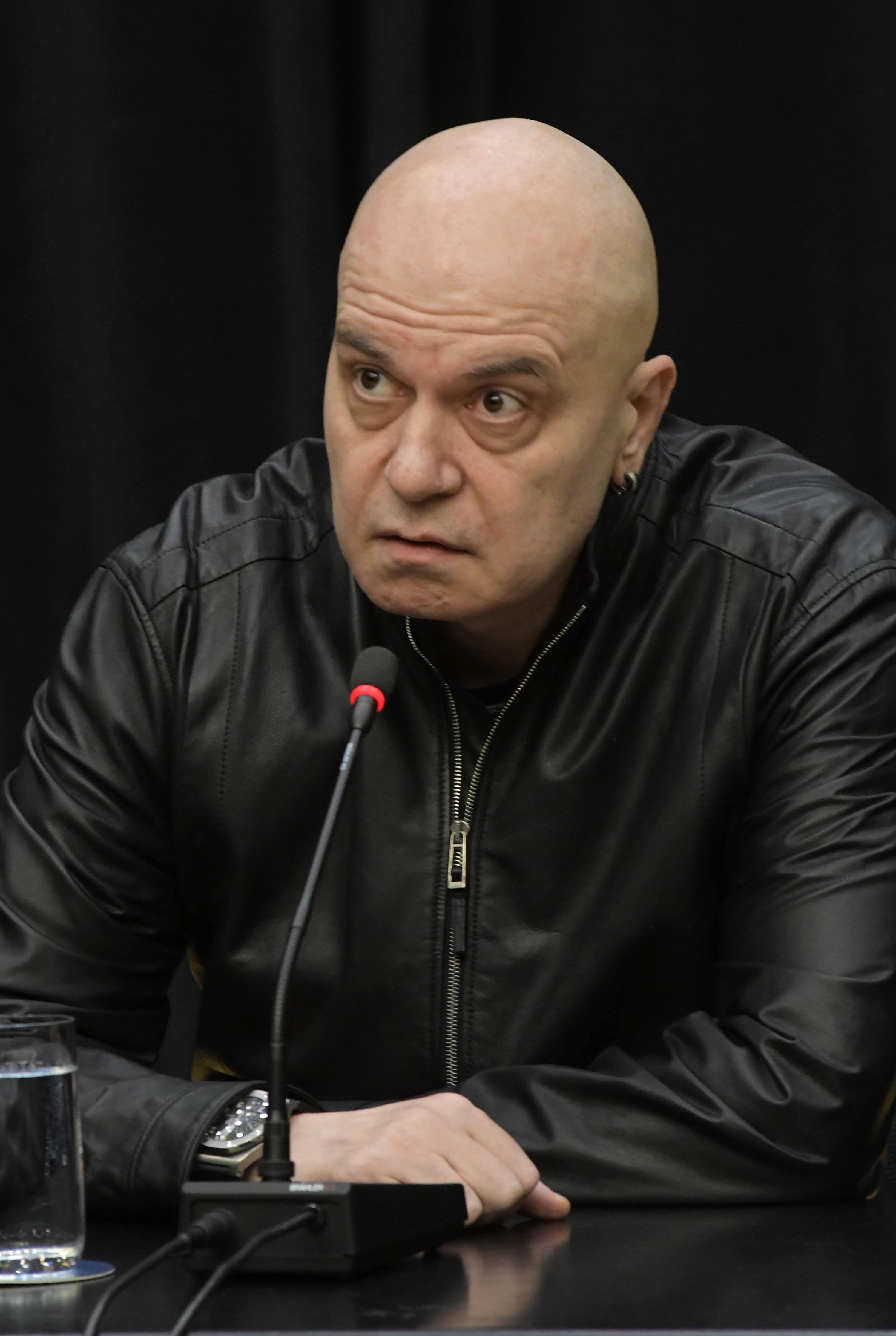 Слави Трифонов отново допусна да влезе в политиката, но не още