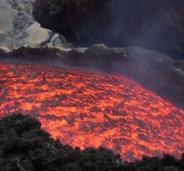 Тонове лава се стичат от вулкана Етна (видео)