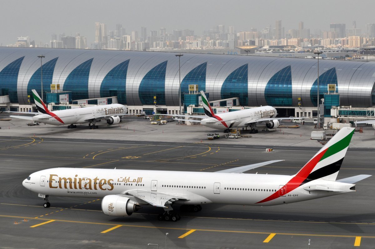 Самолети на ”Емирейтс” на летището в Дубай. Компанията, засегната от американската забрана, вече обяви възраженията си