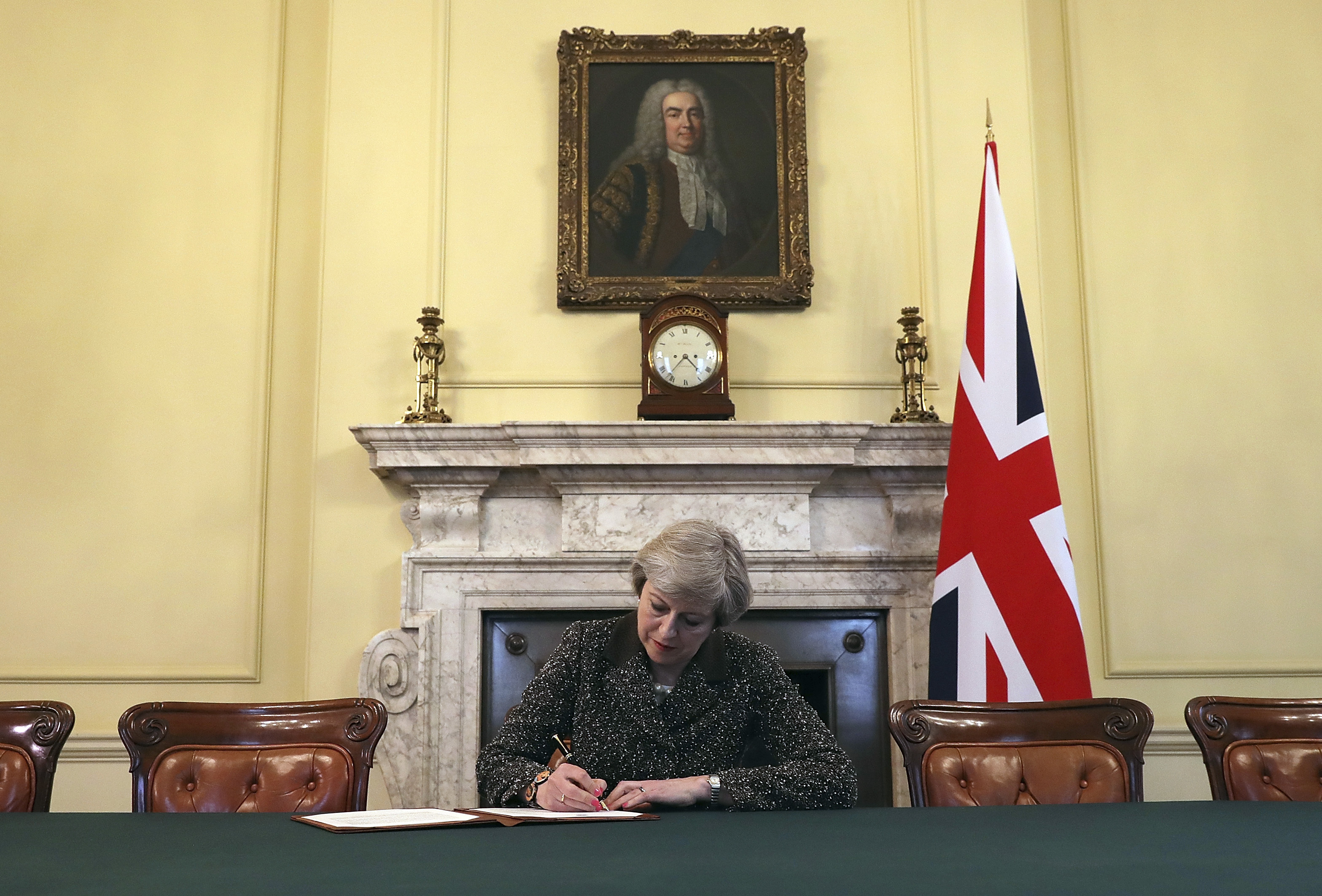 Тереза Мей подписва в кабинета си на ”Даунинг стрийт” писмото до ЕС за официално започване на процедурата на Брекзит, 28 март 20