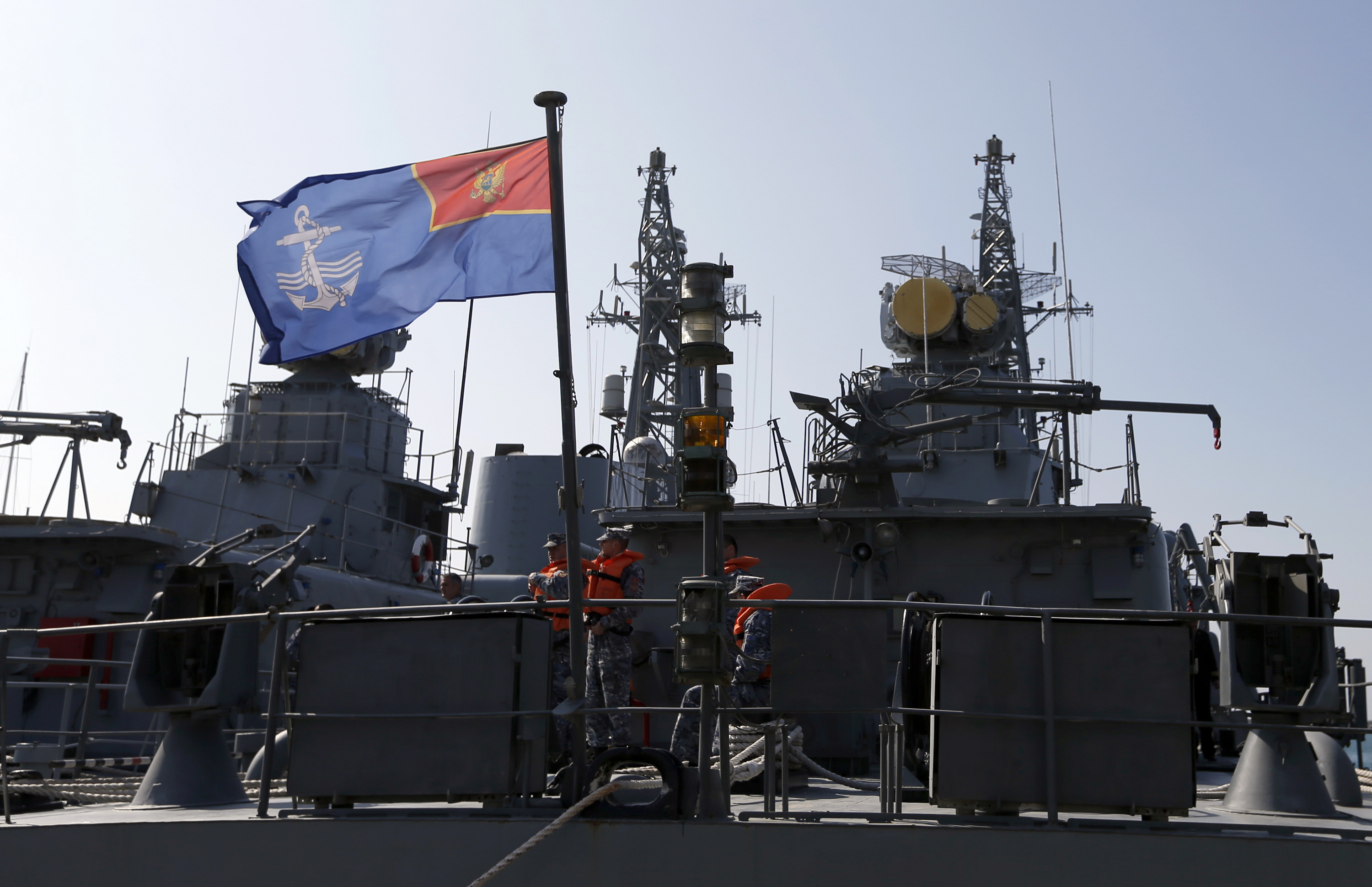 Моряци от Военноморските сили на Черна гора на фрегатата ”Котор”, акостирала на пристанището в Бар