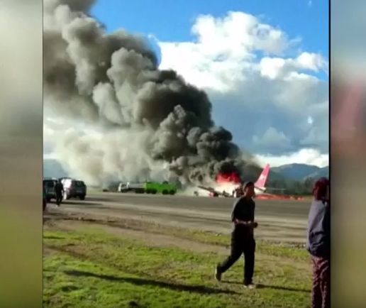 Боинг със 141 души пламна във въздуха (видео)