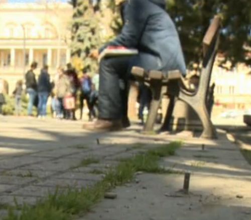 Жена си счупи носа заради изкъртени пейки в центъра на София