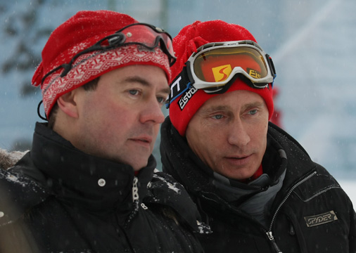 Дмитрий Медведев и Владимир Путин на ски през 2009 г.