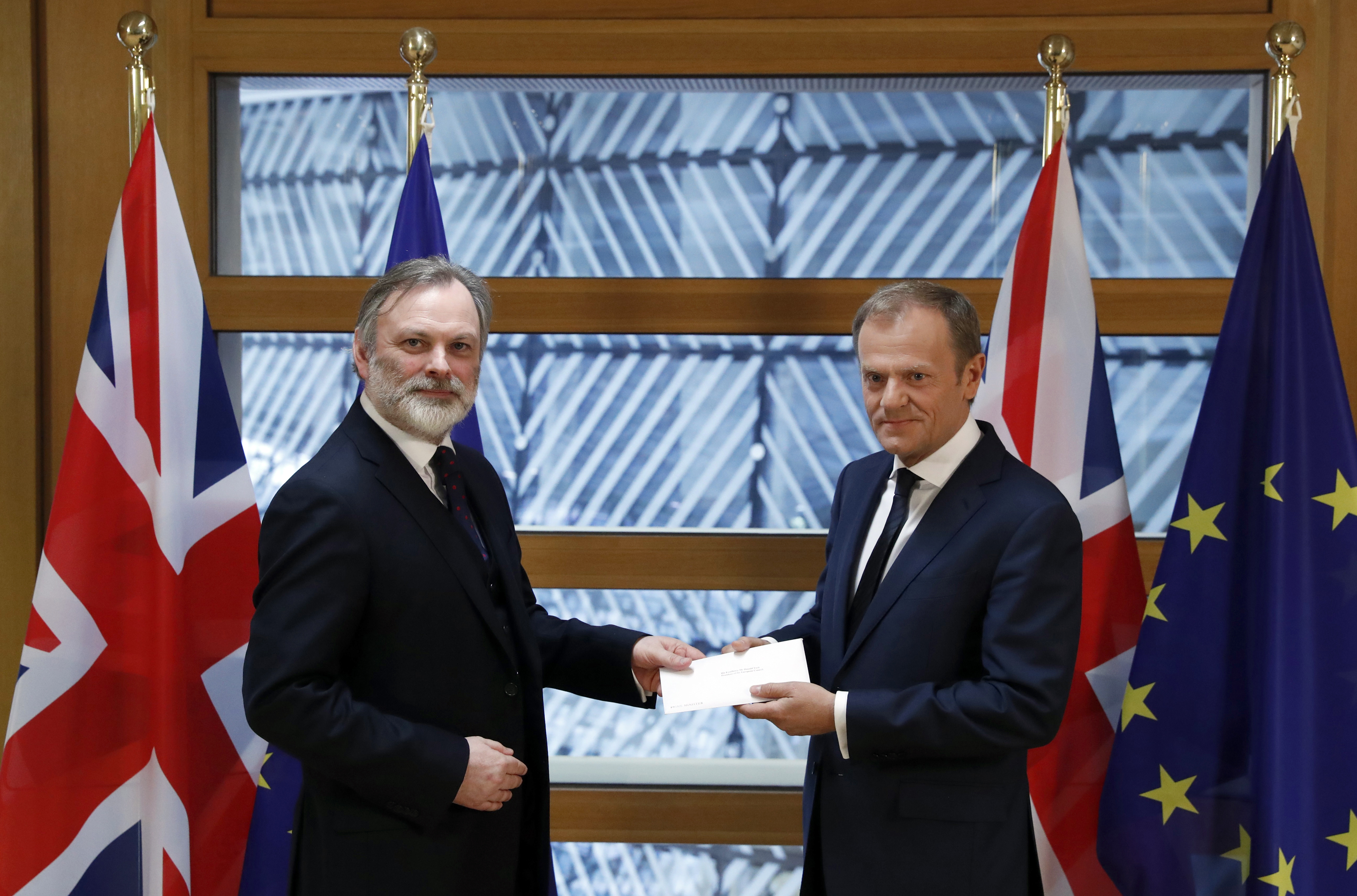 Британският представител в ЕС Тим Бароу връчи на председателя на ЕС Доналд Туск писмото за напускане на ЕС
