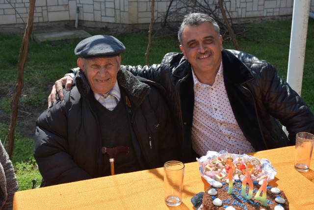 Кметът на Община Марица Димитър Иванов със столетника Георги Георгиев
