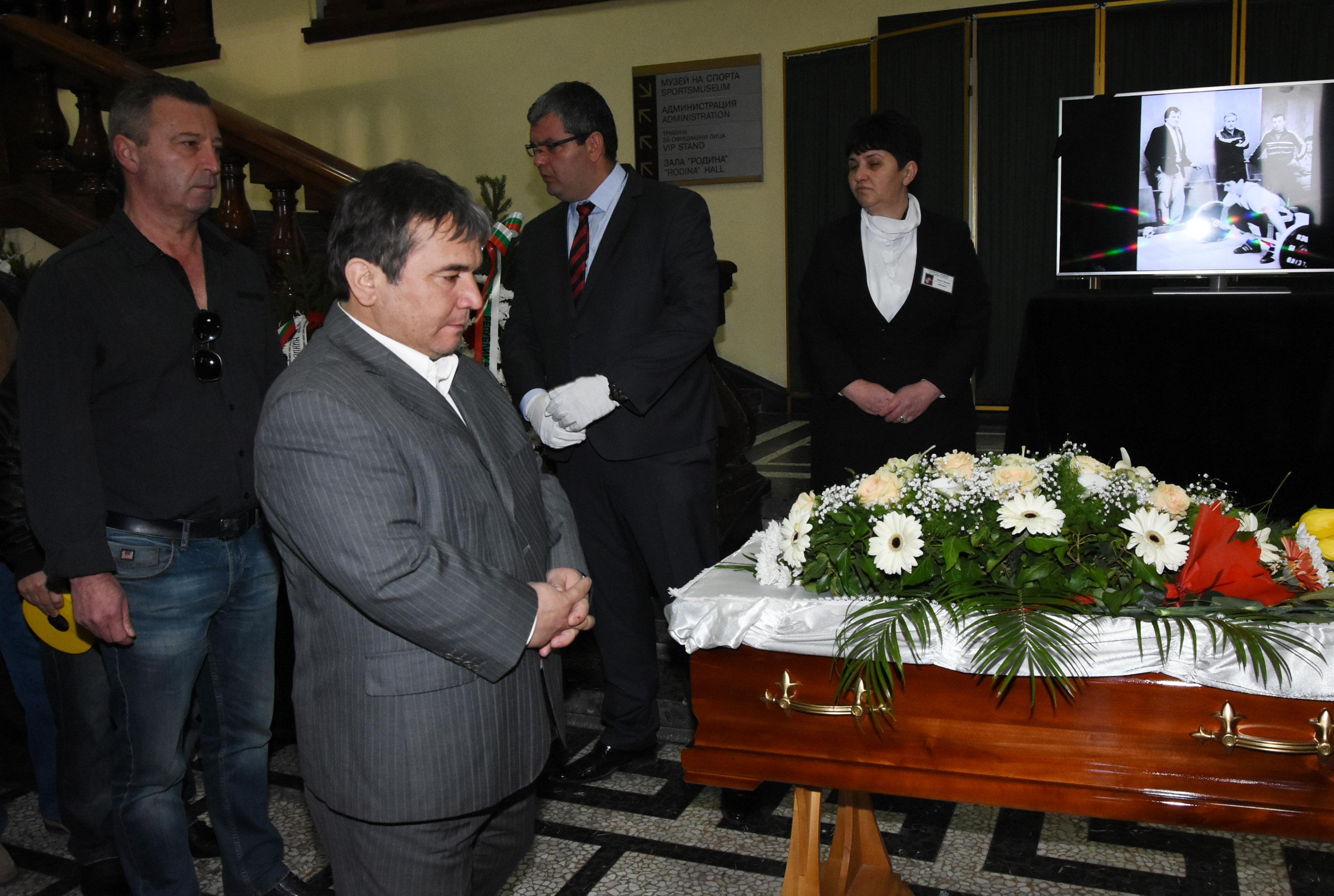 Великият Наим Сюлейманоглу плака пред ковчега на Абаджиев