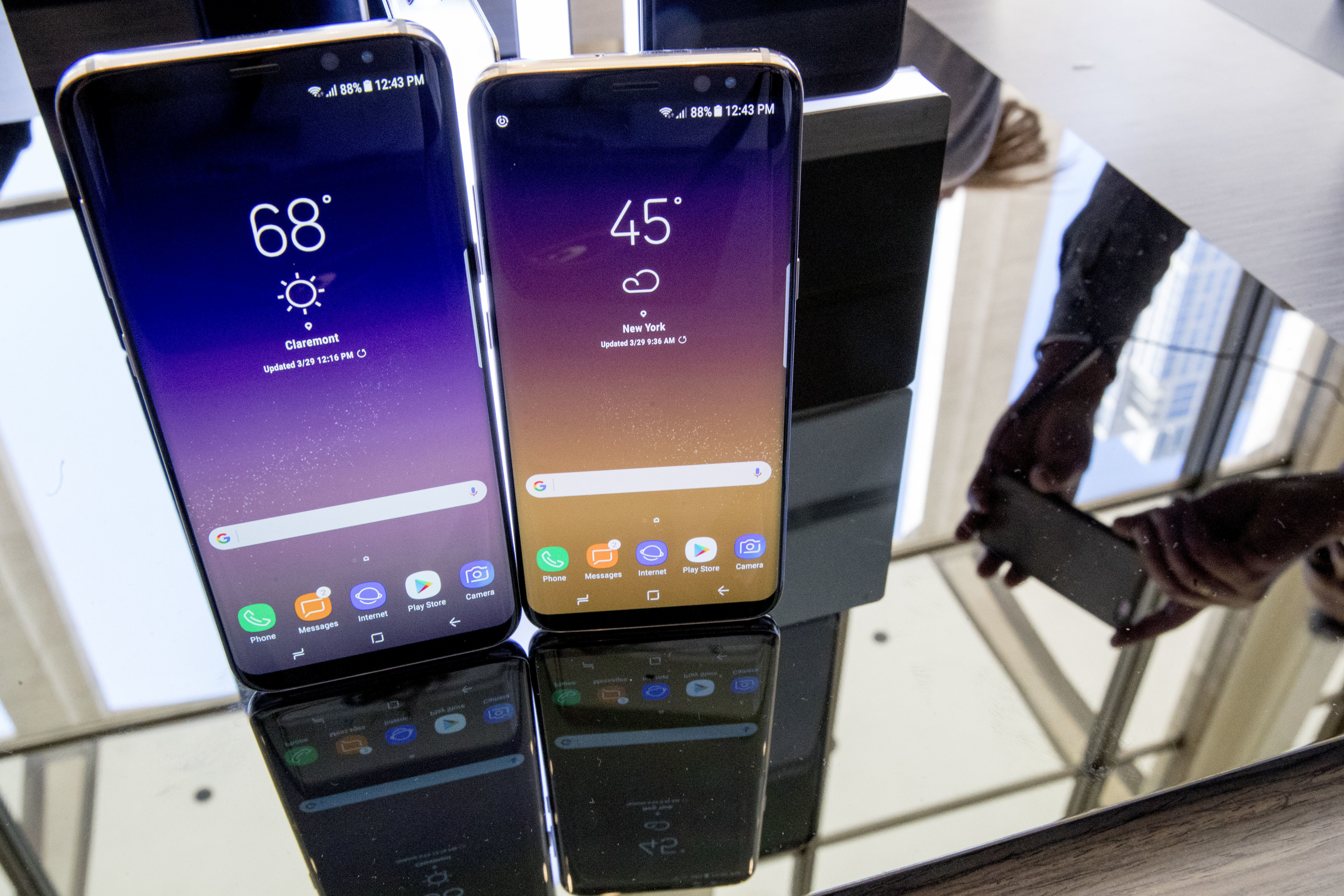 Samsung също прецаква старите си телефони?
