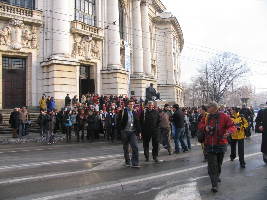 В голяма част от дипломите от 2009 г. липсва задължителният по закон подпис от ректора  на Софийския университет